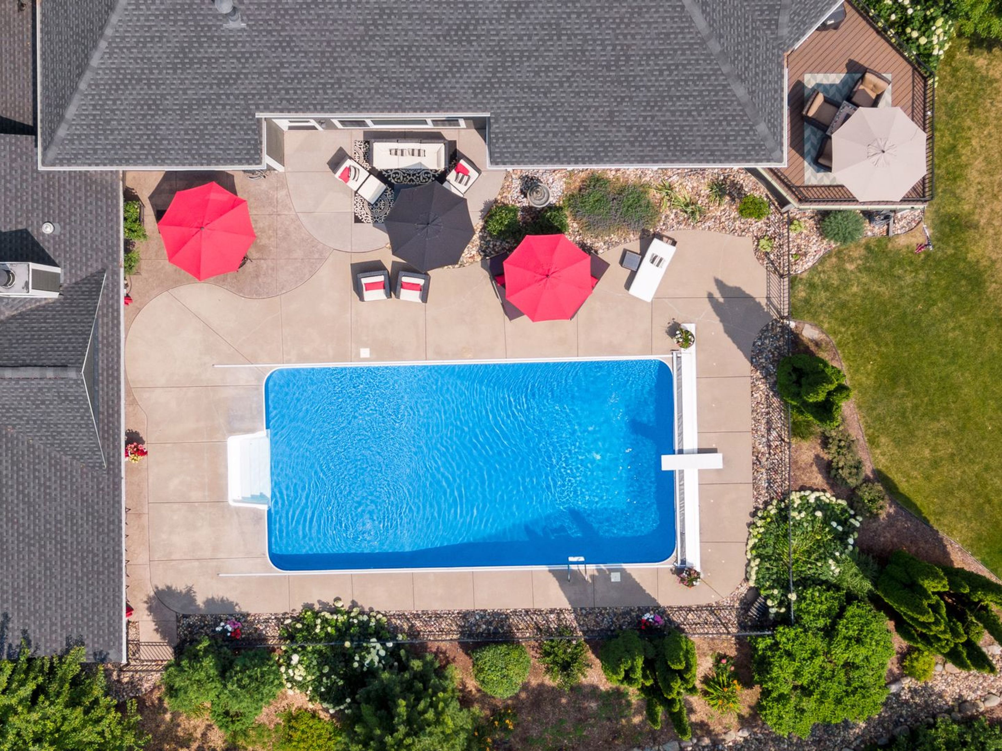  Private Acre Estate with Resort-Style Backyard Retreat - 物件實景