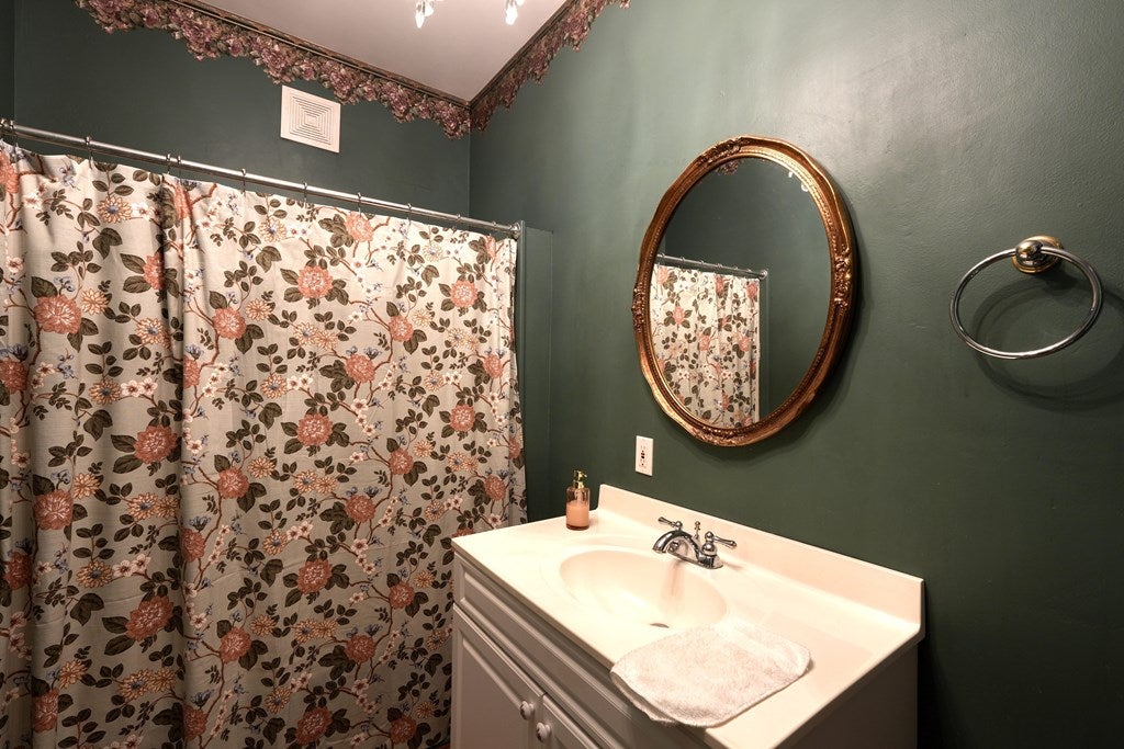 Andrews, North Carolina, 28901, United States, 5 Bedrooms Bedrooms, ,4 BathroomsBathrooms,Residential,For Sale,1912195