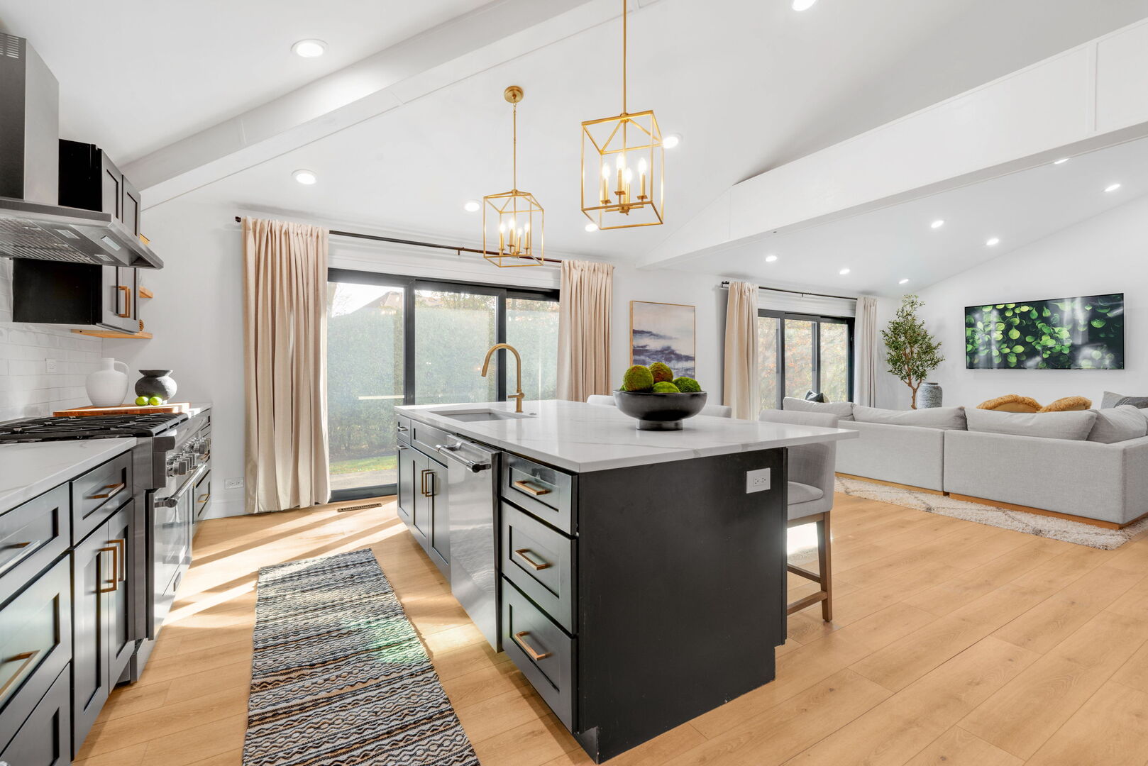 Oak Brook, Illinois, 60523, United States, 3 Bedrooms Bedrooms, ,4 BathroomsBathrooms,Residential,For Sale,1993293