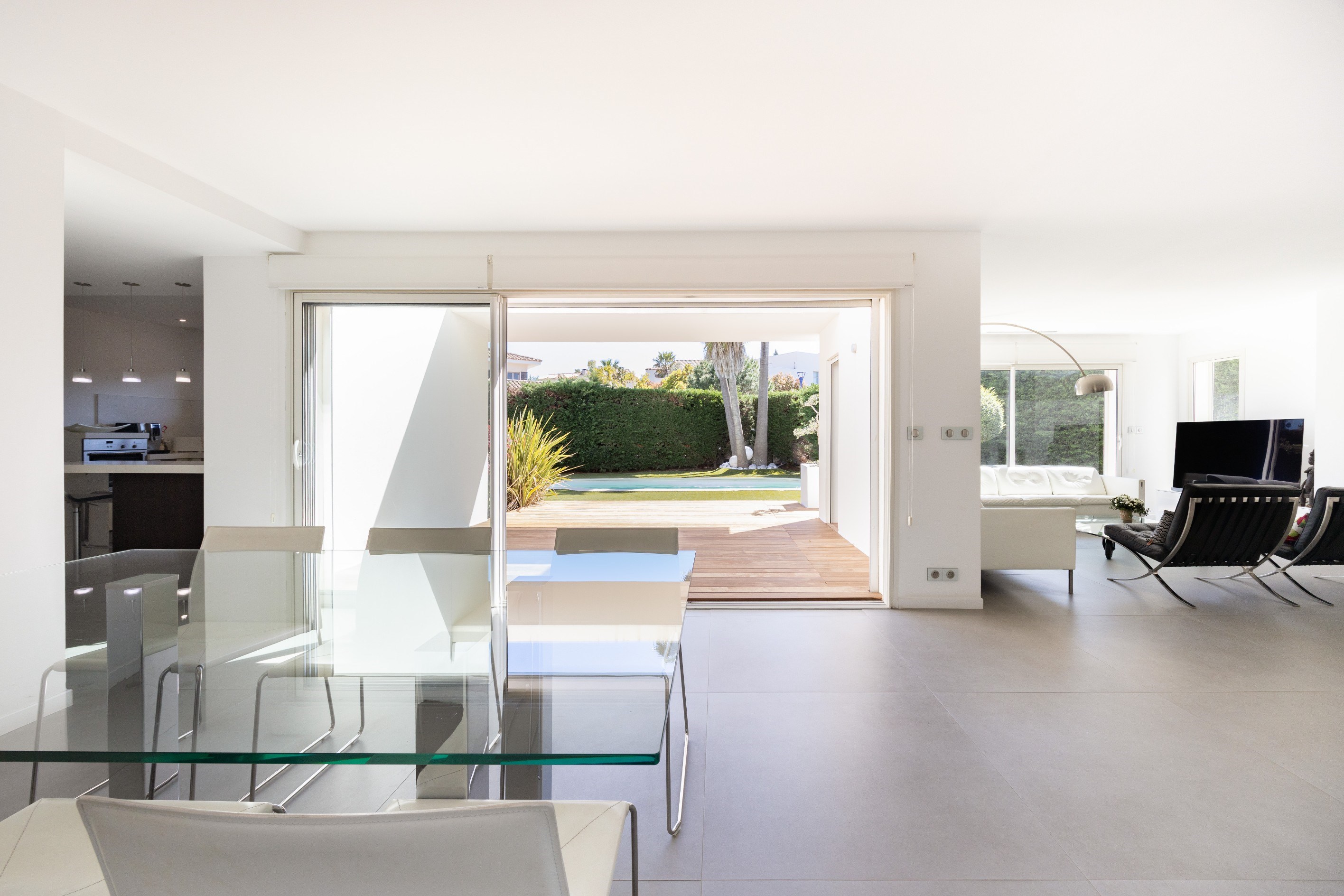  MODERN SINGLE-STORY HOME WITH A POOL IN A QUIET NEIGHBORHOOD - 物件實景