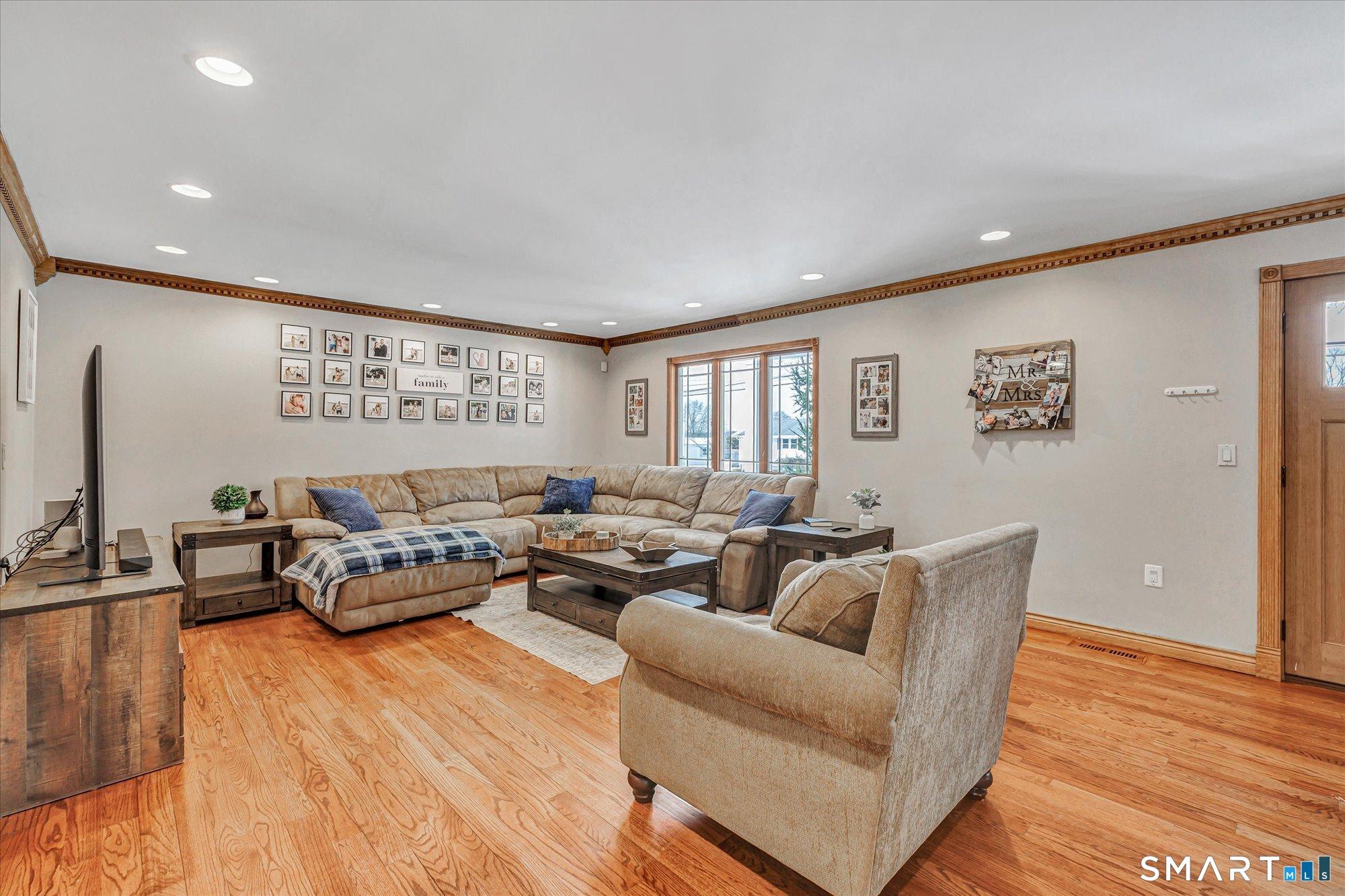 Milford, Connecticut, 06461, United States, 3 Bedrooms Bedrooms, ,3 BathroomsBathrooms,Residential,For Sale,2012517