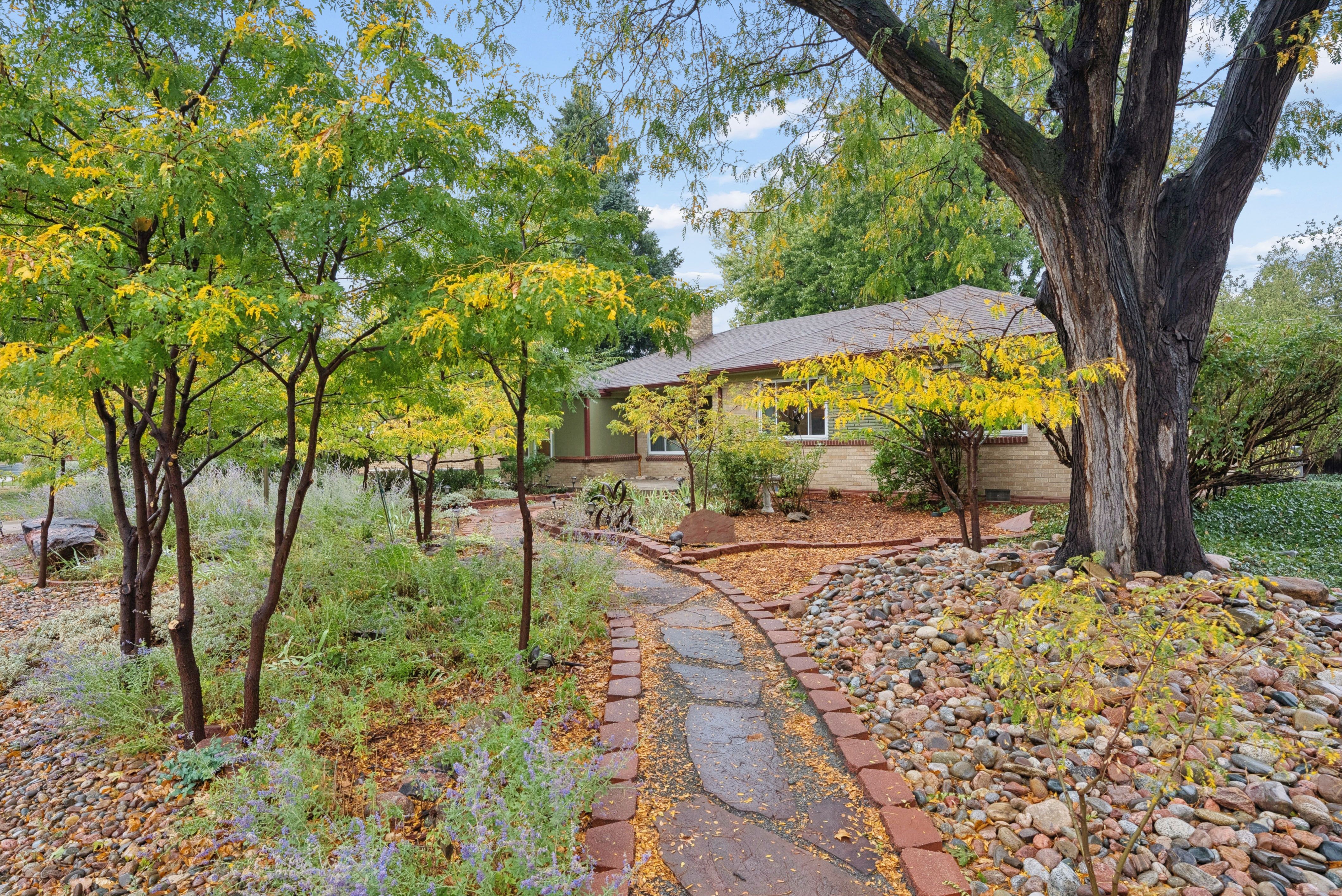  Welcome to 545 Estes Street, a bright, charming ranch-style home in an establish - 物件實景