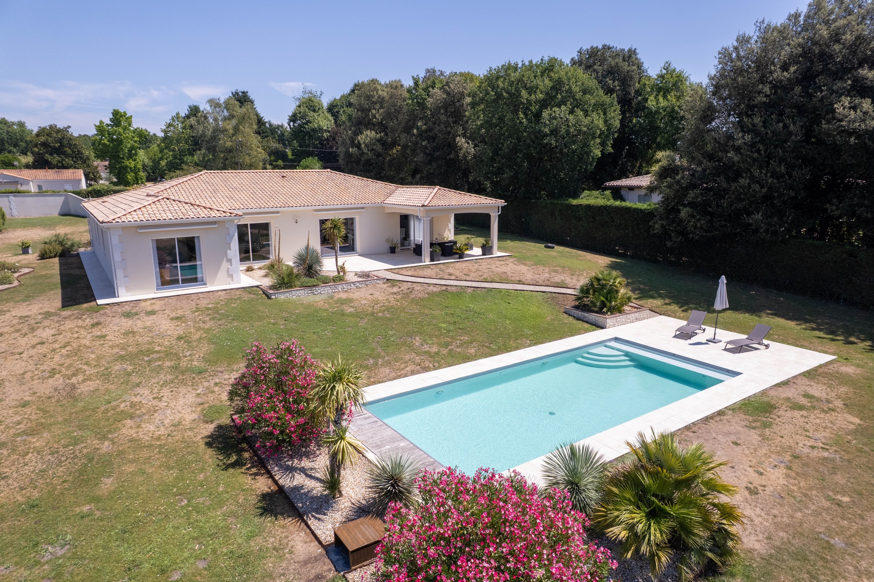  A Contemporary Masterpiece Overlooking Château de l
