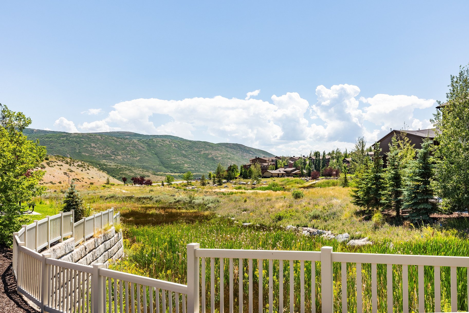 Mountain Modern Parks Edge Townhome in Courtyard - 物件實景