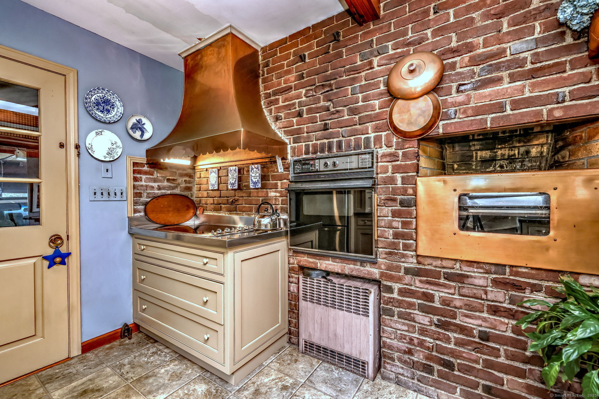 Milford, Connecticut, 06460, United States, 3 Bedrooms Bedrooms, ,2 BathroomsBathrooms,Residential,For Sale,1918107