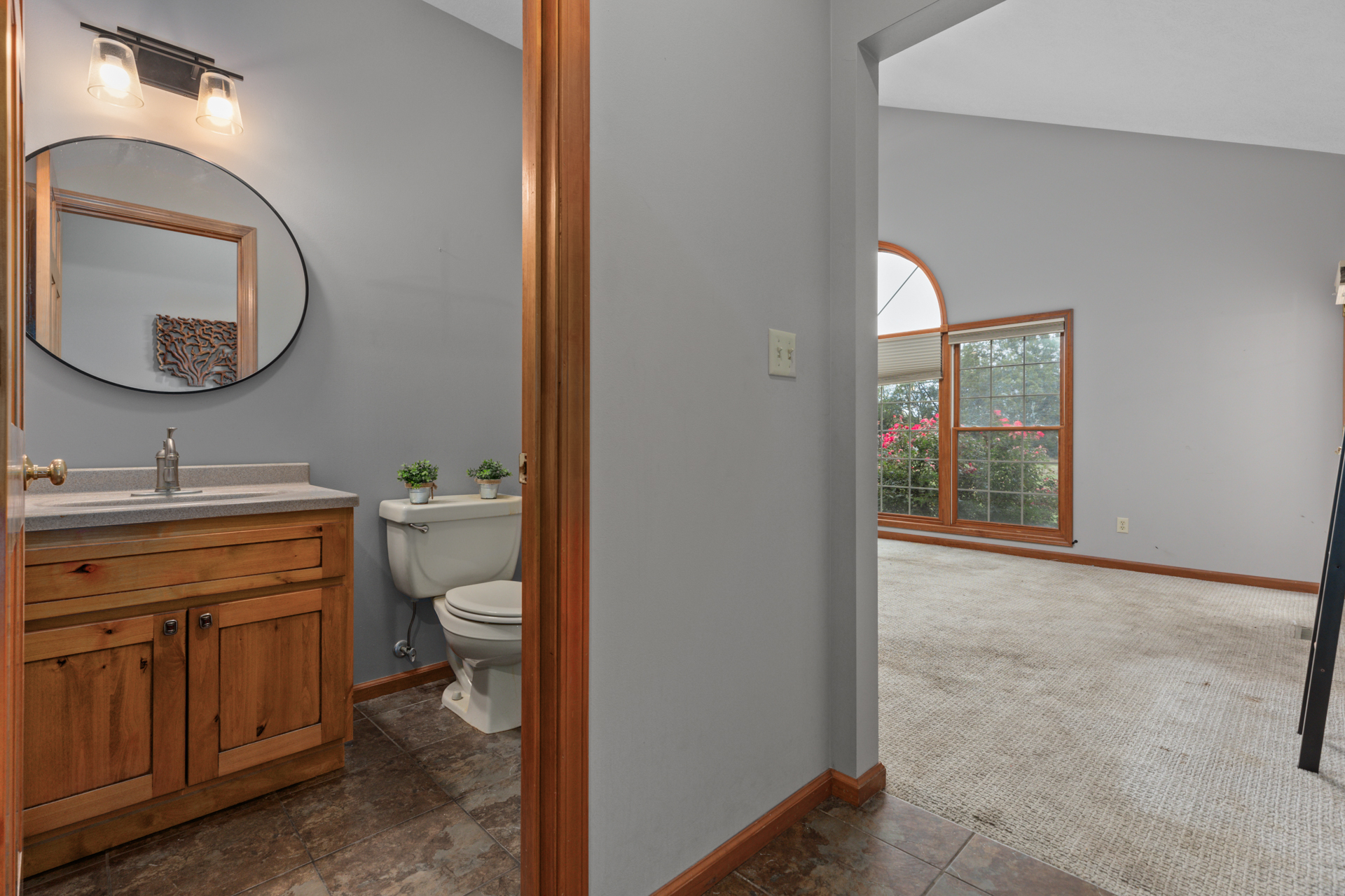 Litchfield, Illinois, 62056, United States, 5 Bedrooms Bedrooms, ,4 BathroomsBathrooms,Residential,For Sale,1986083