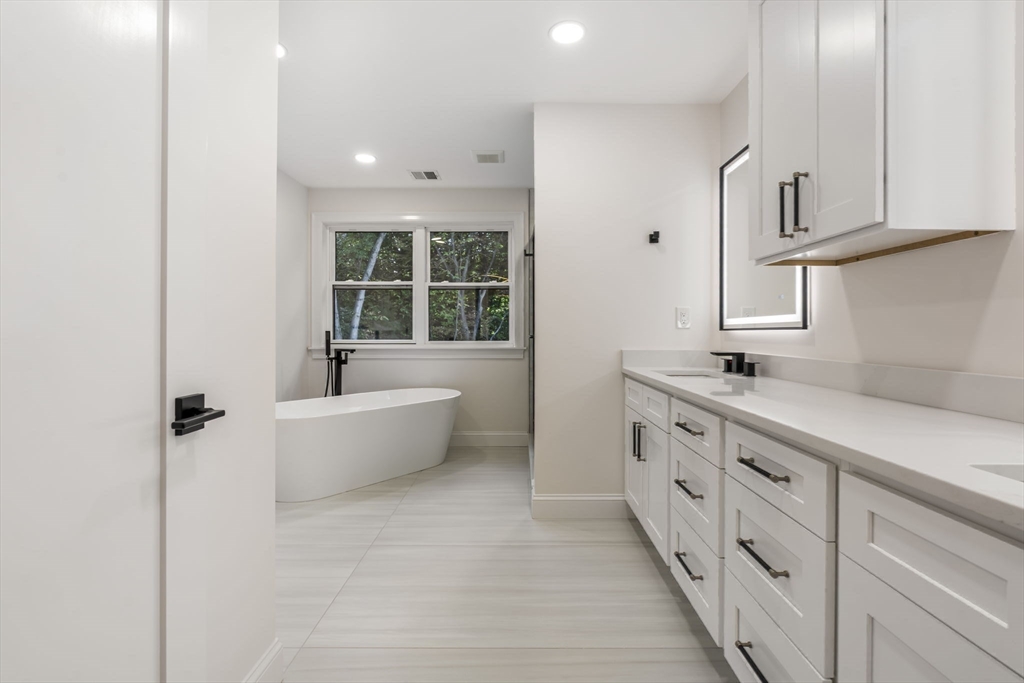 Bedford, Massachusetts, 01730, United States, 4 Bedrooms Bedrooms, ,5 BathroomsBathrooms,Residential,For Sale,1984160