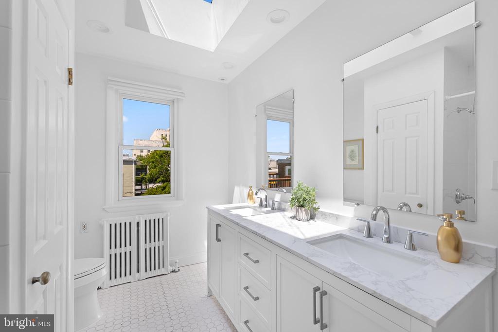 Washington, District of Columbia, 20003, United States, 3 Bedrooms Bedrooms, ,4 BathroomsBathrooms,Residential,For Sale,2048828