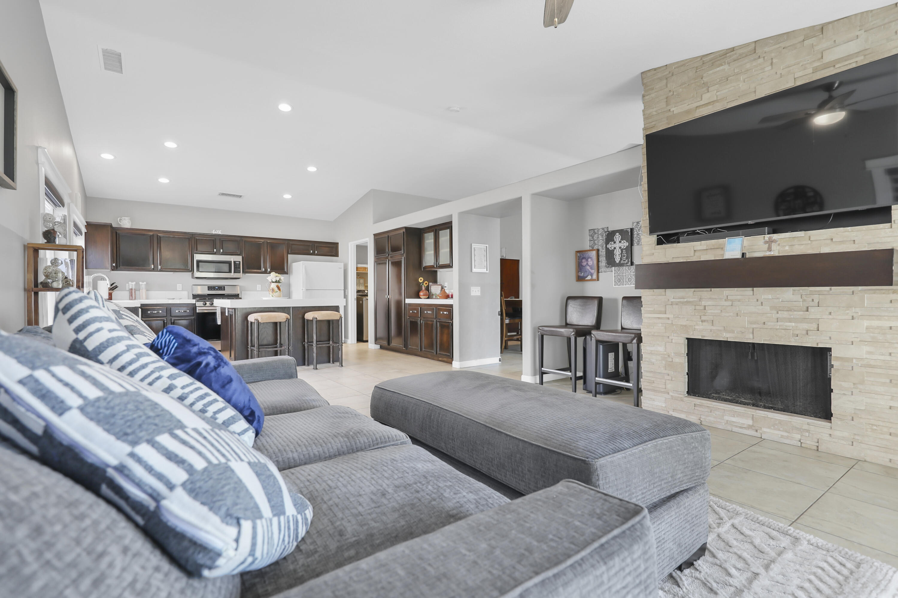 Indio, California, 92201, United States, 4 Bedrooms Bedrooms, ,3 BathroomsBathrooms,Residential,For Sale,1950105