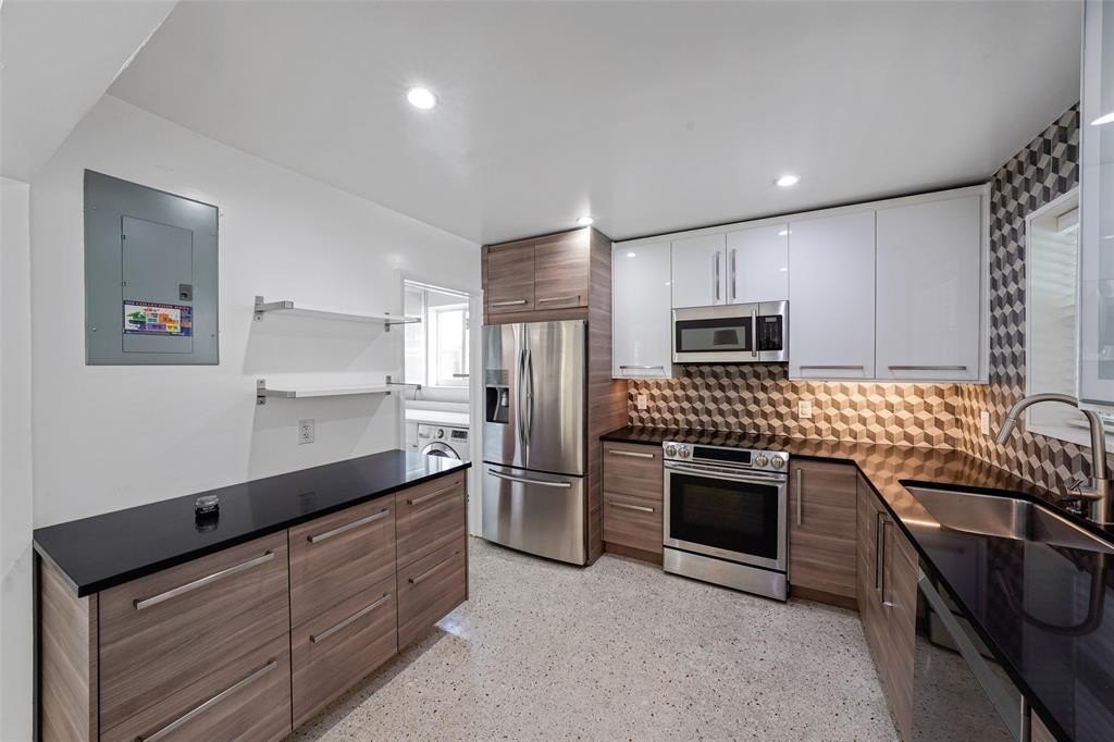 Hollywood, Florida, 33021, United States, 2 Bedrooms Bedrooms, ,1 BathroomBathrooms,Residential,For Sale,1982688