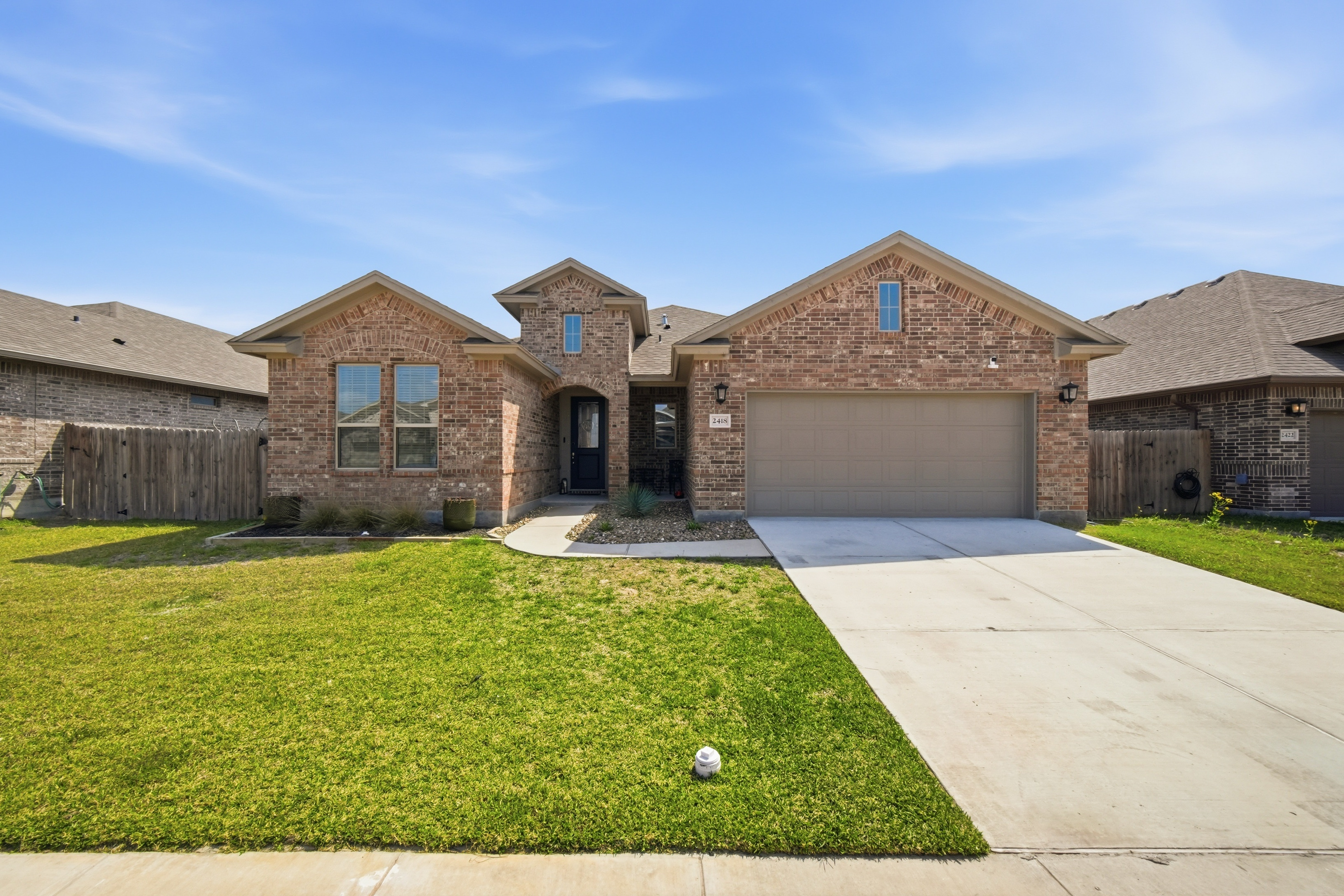  Open-Concept 4BR with Huge Backyard - 物件實景