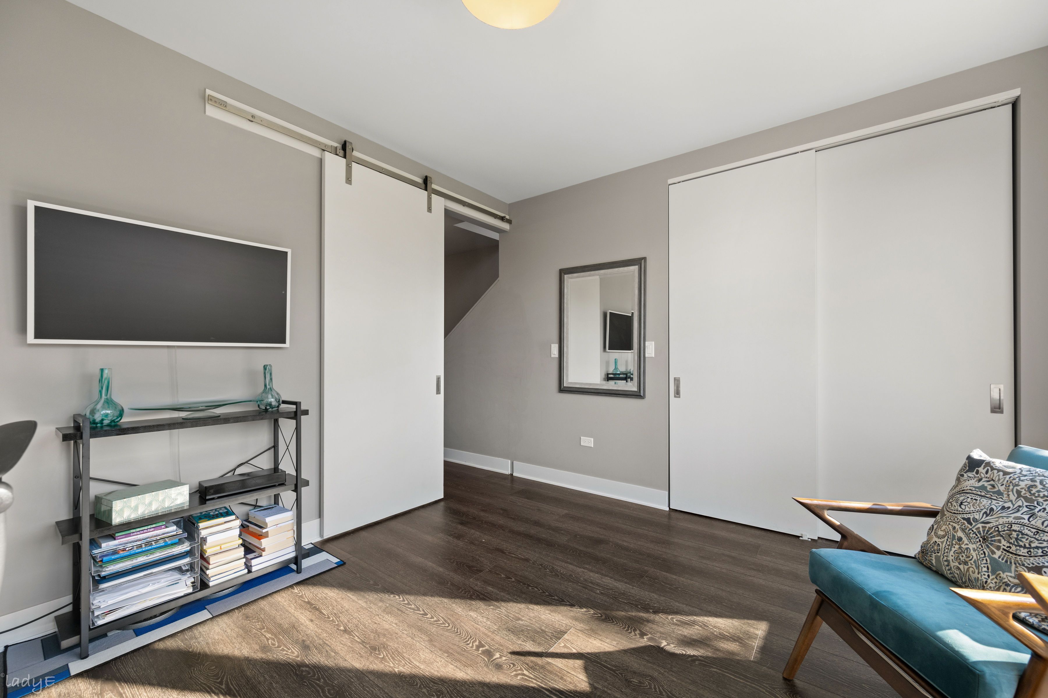  Distinctive Three-bedroom, 2.5-bath Townhome - 物件實景