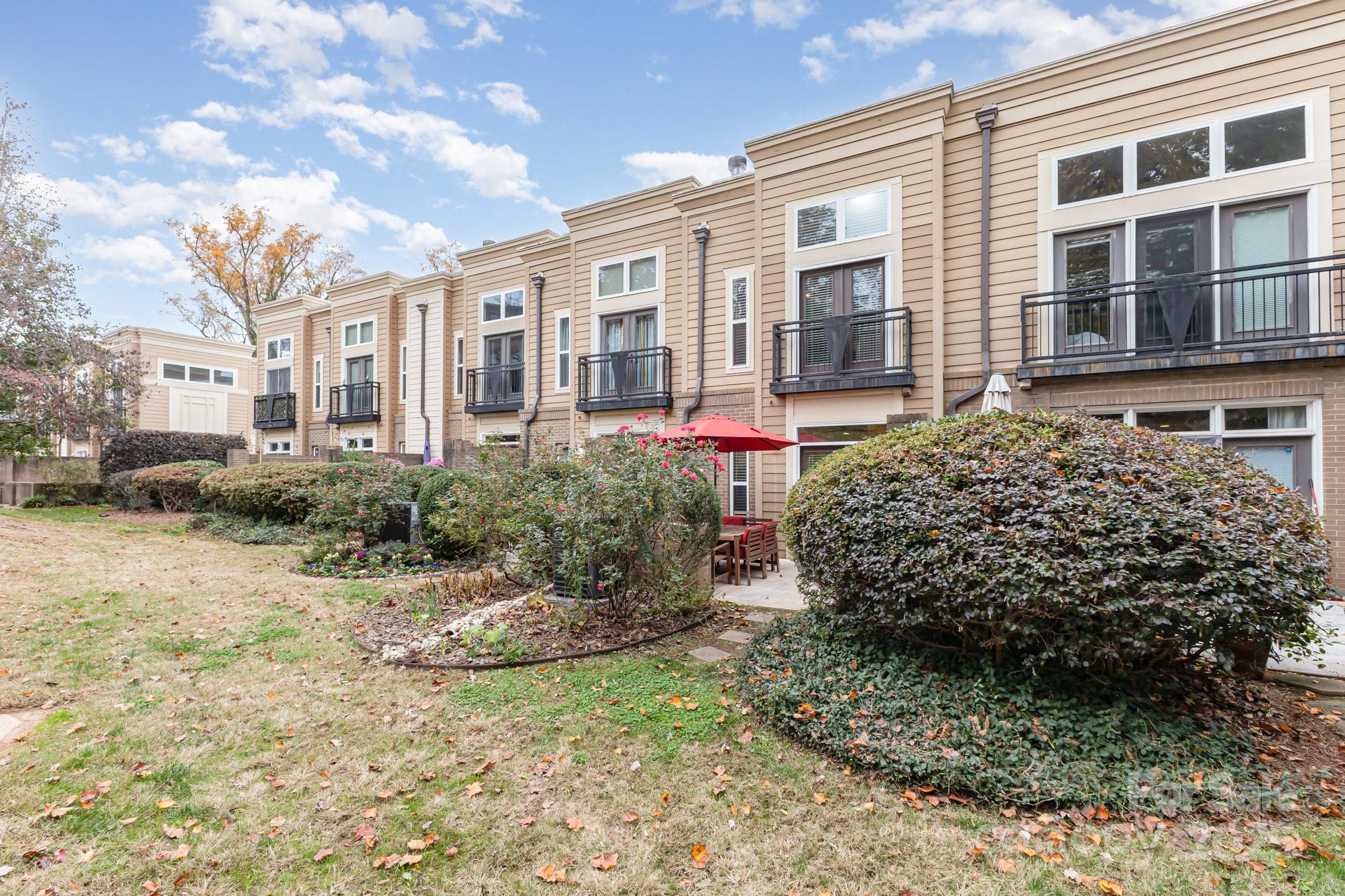 Charlotte, North Carolina, 28207, United States, 2 Bedrooms Bedrooms, ,3 BathroomsBathrooms,Residential,For Sale,1997449