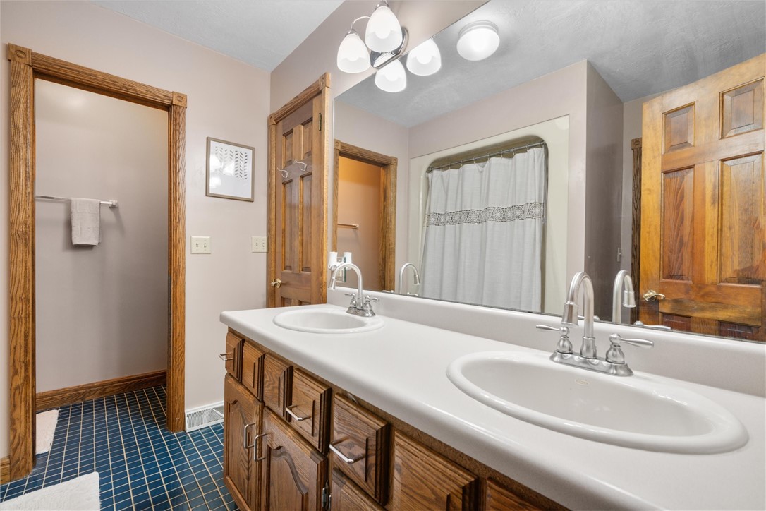 South Strabane, Pennsylvania, 15301, United States, 5 Bedrooms Bedrooms, ,5 BathroomsBathrooms,Residential,For Sale,2003088