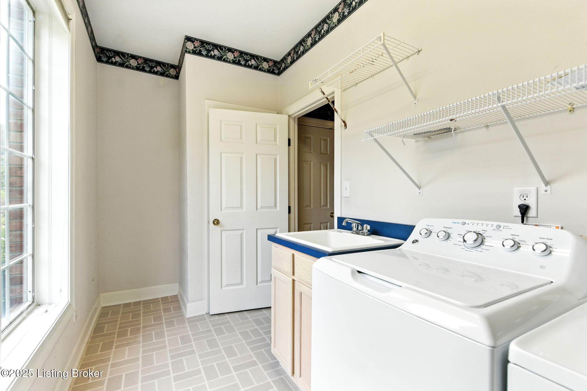 Prospect, Kentucky, 40059, United States, 4 Bedrooms Bedrooms, ,4 BathroomsBathrooms,Residential,For Sale,1941807