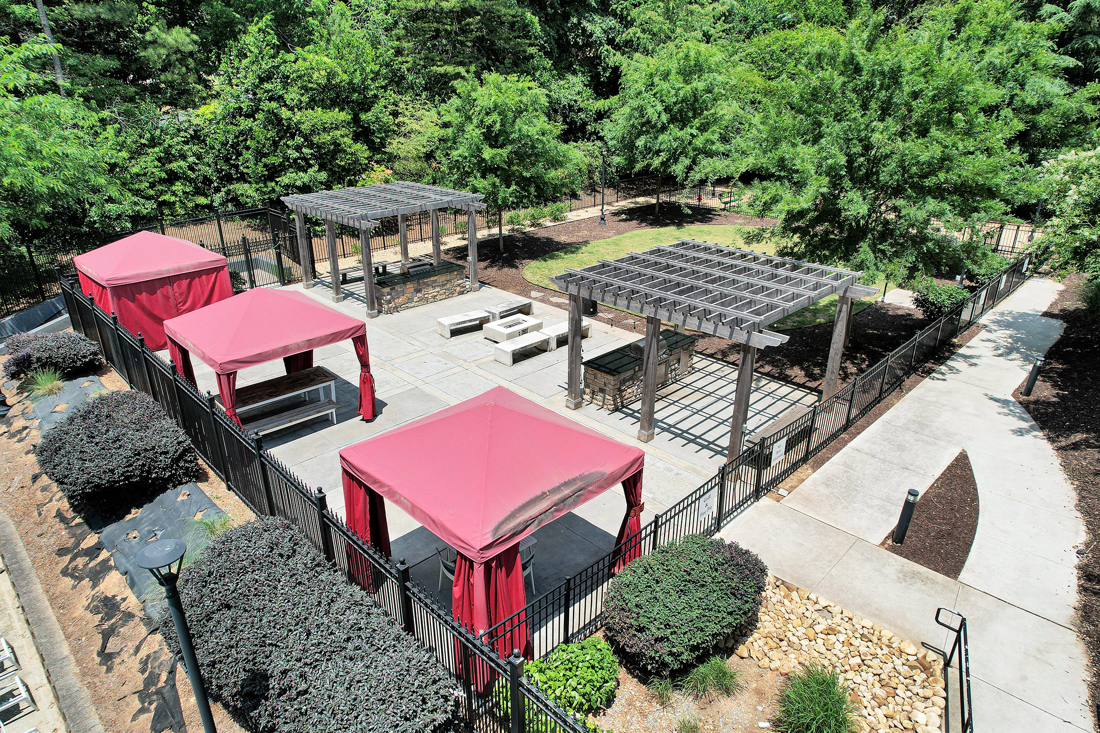  Perched High Above Sandy Springs - 物件實景