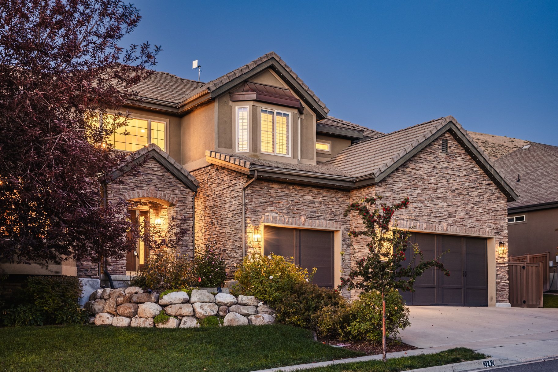 Nearly 7,000 Square Feet with a Stunning Backyard Water Feature - 物件實景