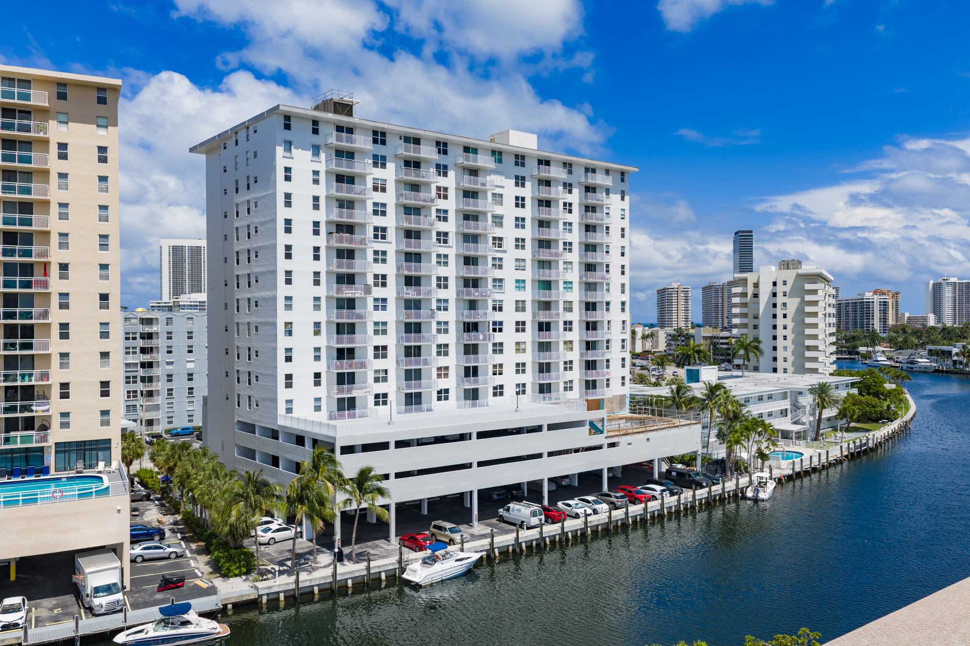  427 Golden Isles Dr, Hallandale Beach, FL, 33009 - 物件實景