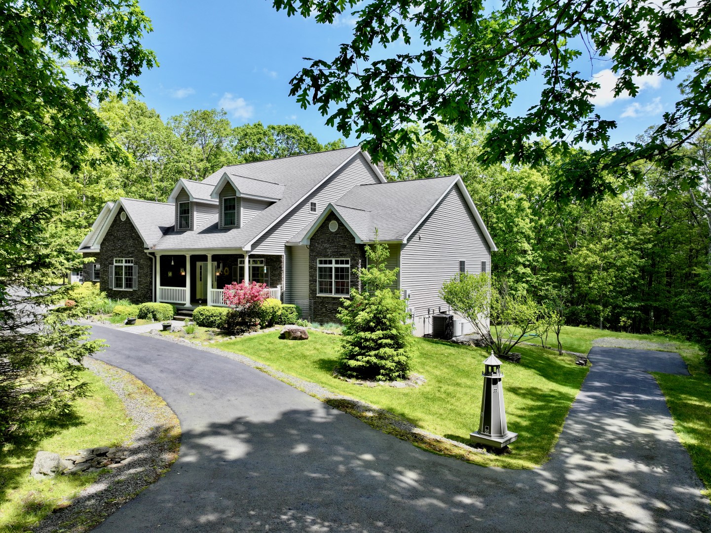 Hawley, Pennsylvania, 18428, United States, 3 Bedrooms Bedrooms, ,4 BathroomsBathrooms,Residential,For Sale,1846687