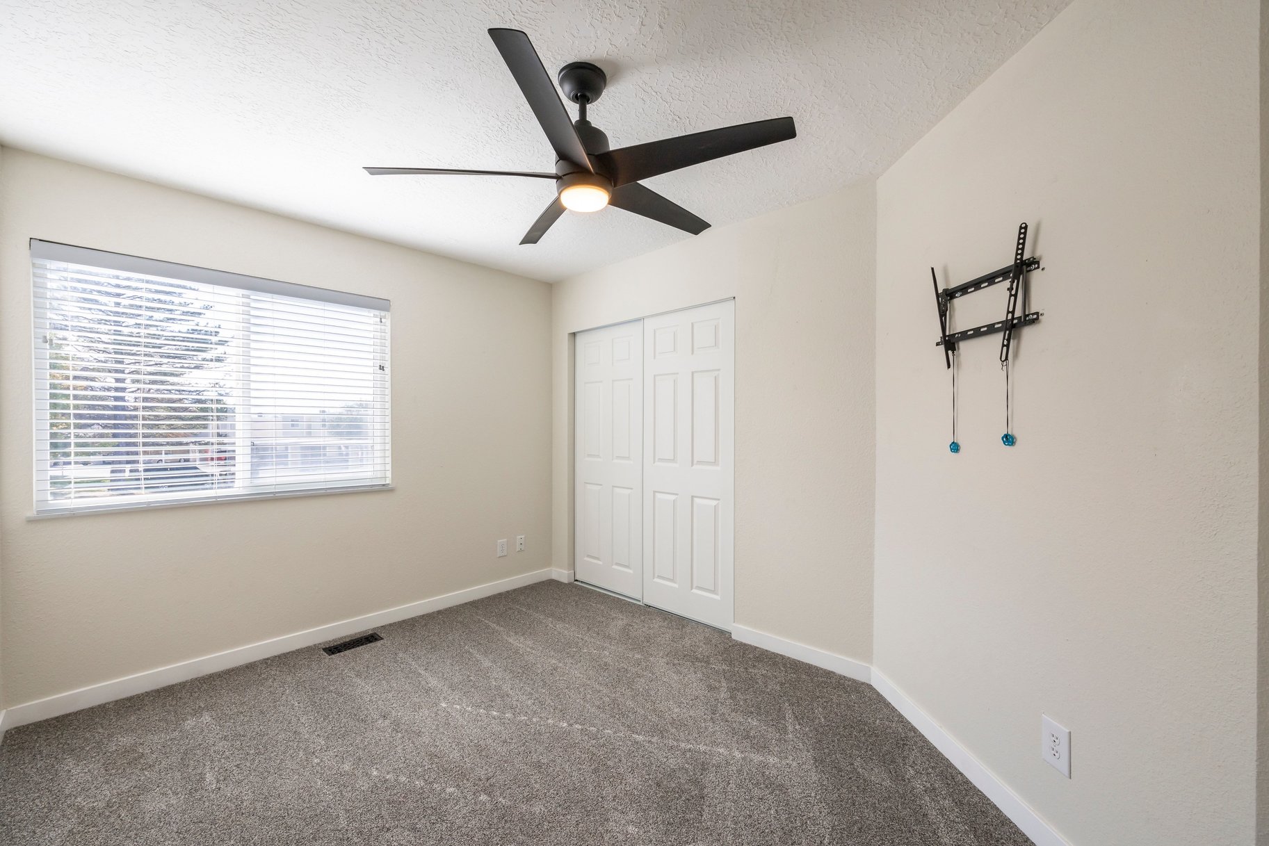  End-Unit Townhome with Updates Throughout - 物件實景