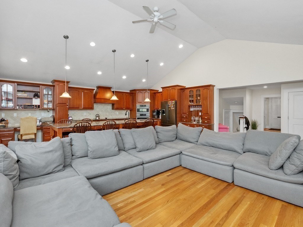 Waltham, Massachusetts, 02451, United States, 4 Bedrooms Bedrooms, ,4 BathroomsBathrooms,Residential,For Sale,1996187