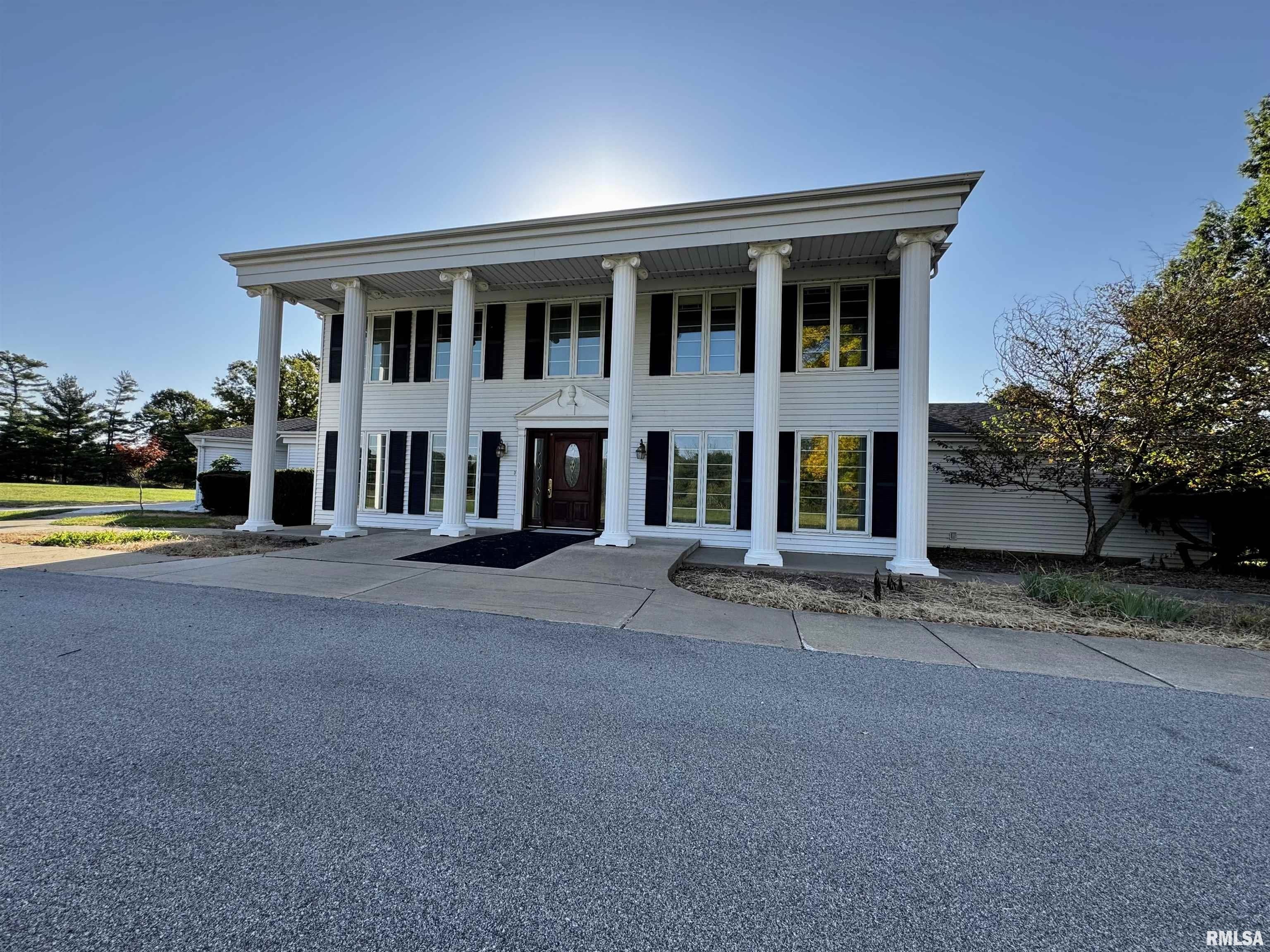 Macomb, Illinois, 61455, United States, 4 Bedrooms Bedrooms, ,6 BathroomsBathrooms,Residential,For Sale,1976758