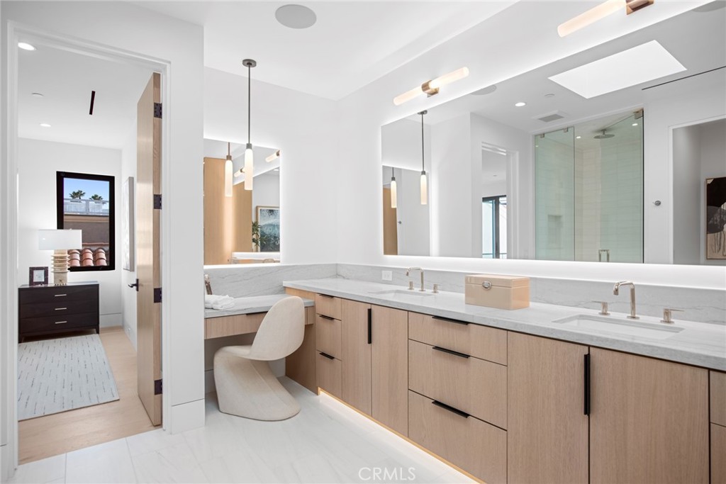 Corona del Mar, California, 92625, United States, 4 Bedrooms Bedrooms, ,5 BathroomsBathrooms,Residential,For Sale,1903577