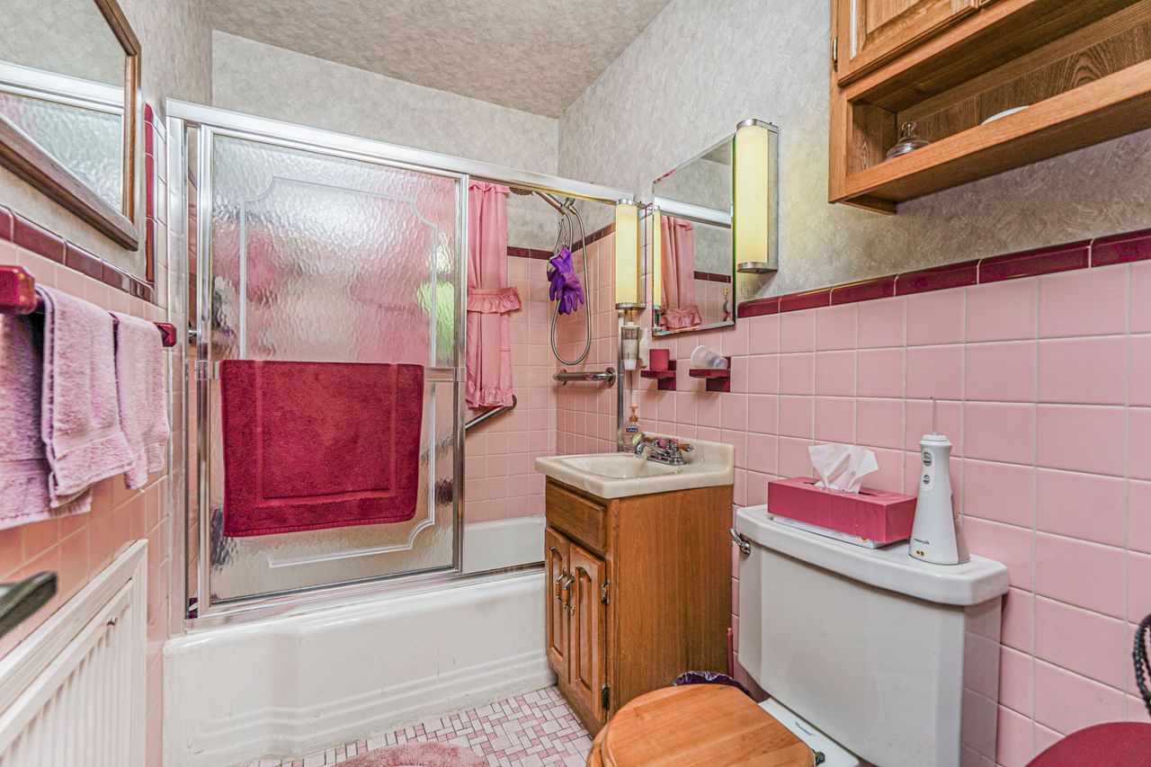 Staten Island, New York, 10302, United States, 5 Bedrooms Bedrooms, ,2 BathroomsBathrooms,Residential,For Sale,1914659