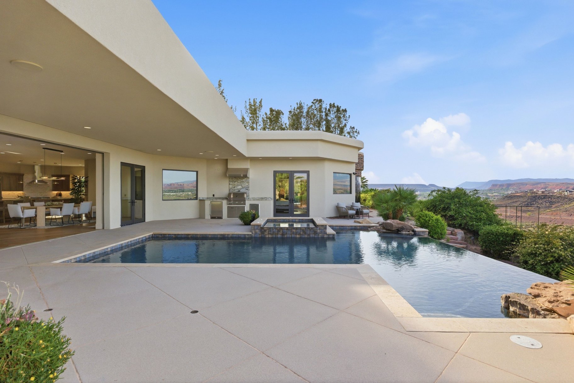  On The edge Of Stone Cliff With Sweeping Stunning City And Mountain Views - 物件實景