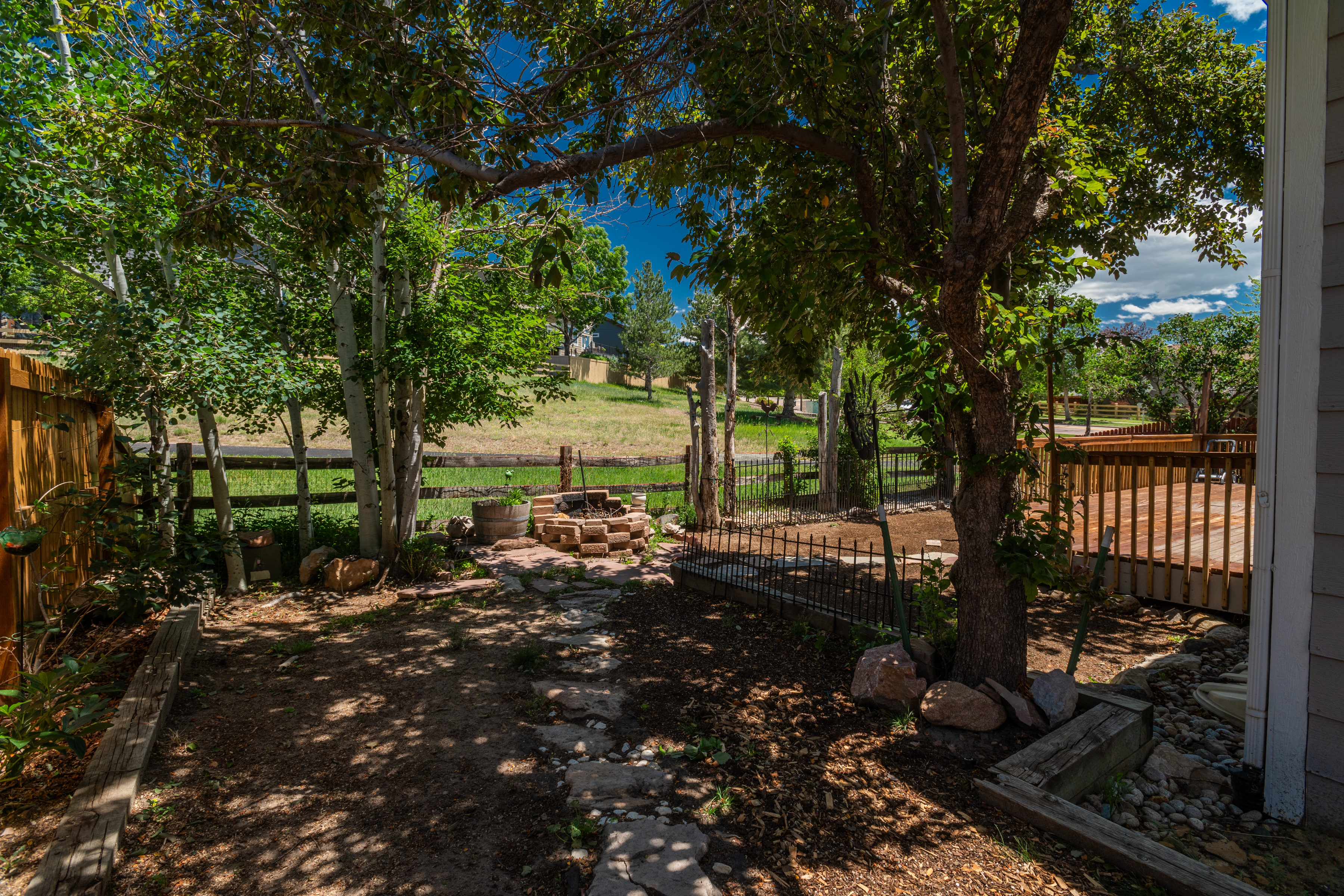  Situated on a Desirable Corner Lot in Hidden River - 物件實景