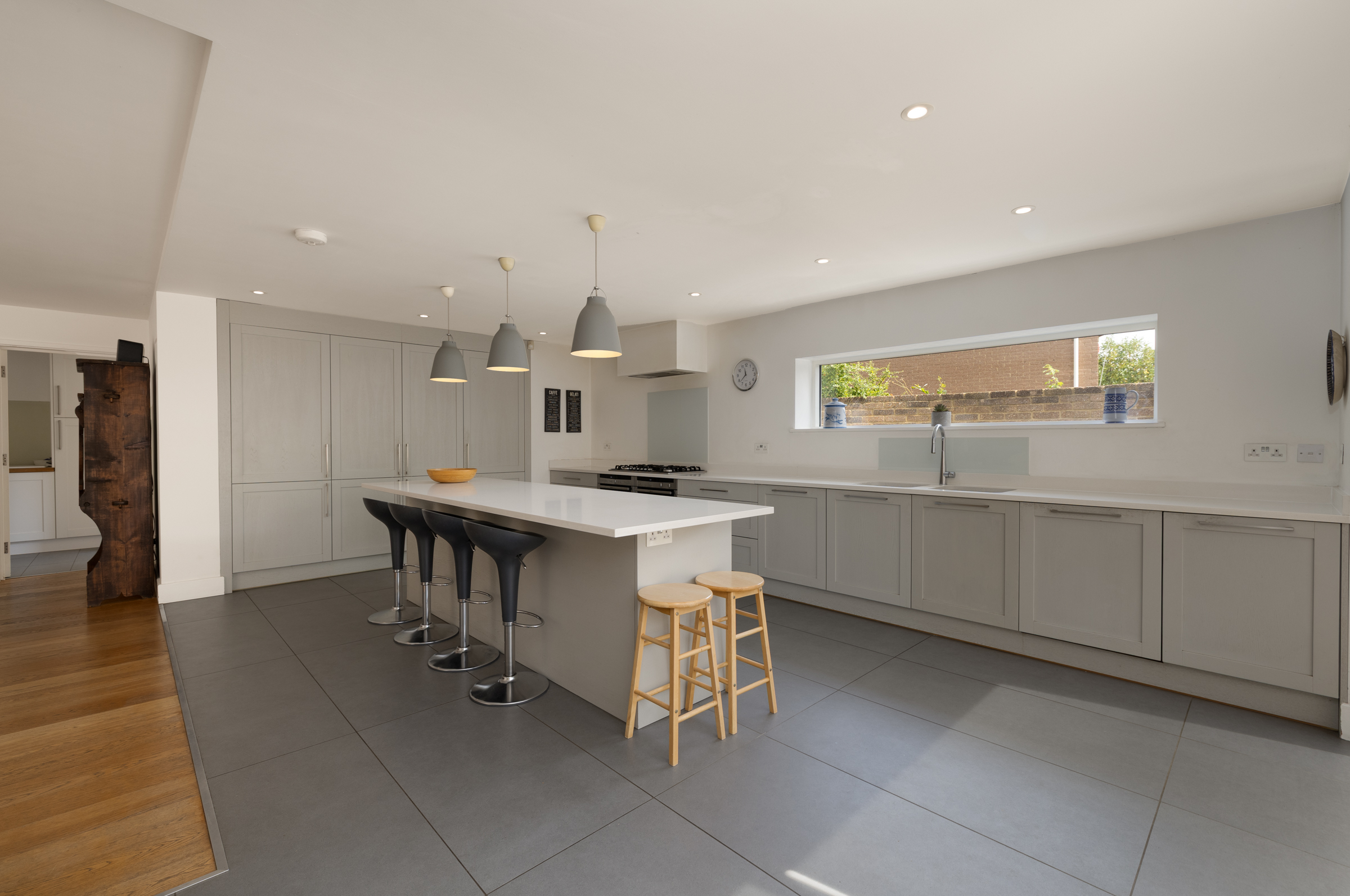  A detached modern six bedroom family house located on the private Coombe Estate - 物件實景
