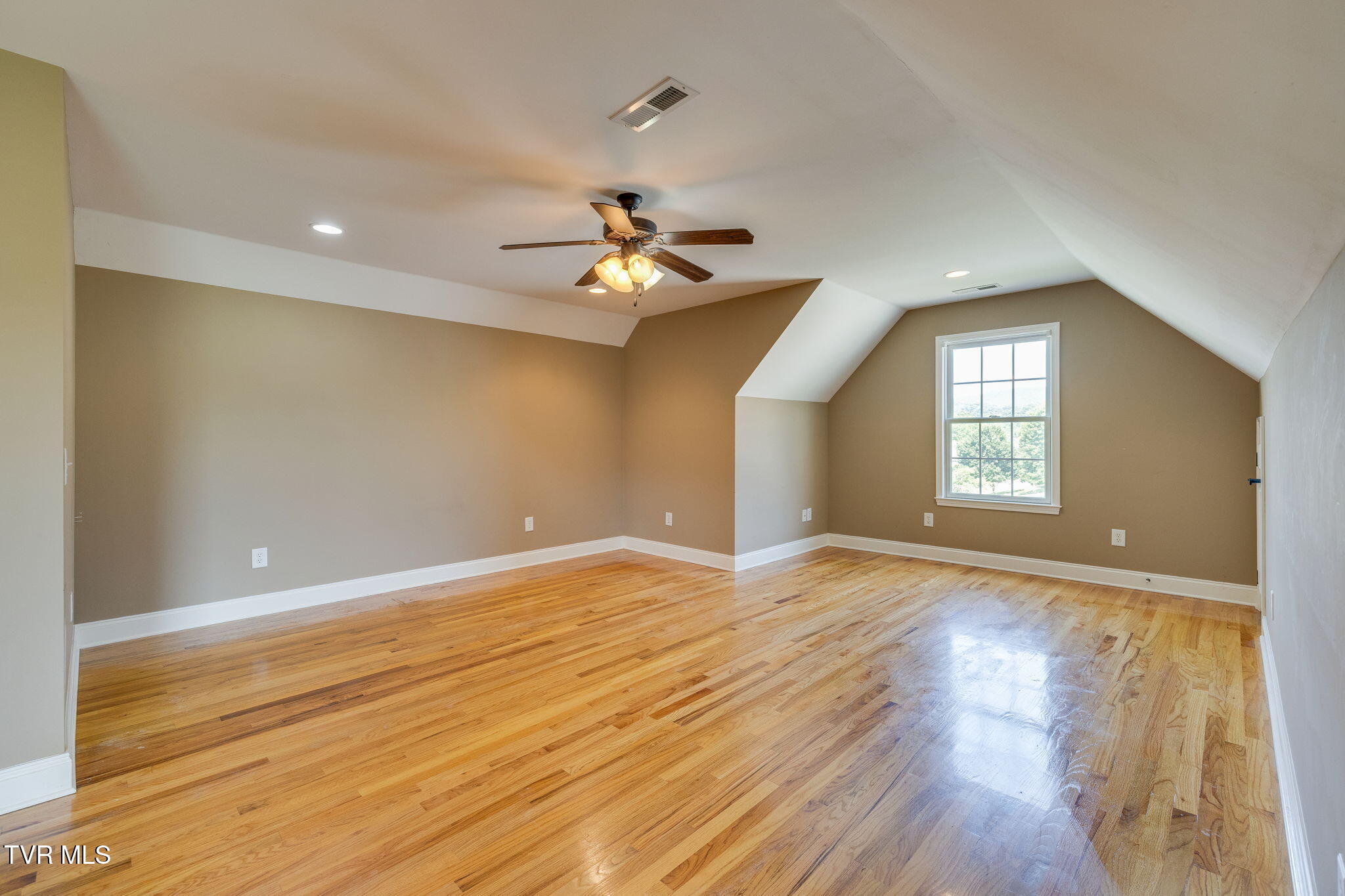 Kingsport, Tennessee, 37660, United States, 3 Bedrooms Bedrooms, ,4 BathroomsBathrooms,Residential,For Sale,1984458