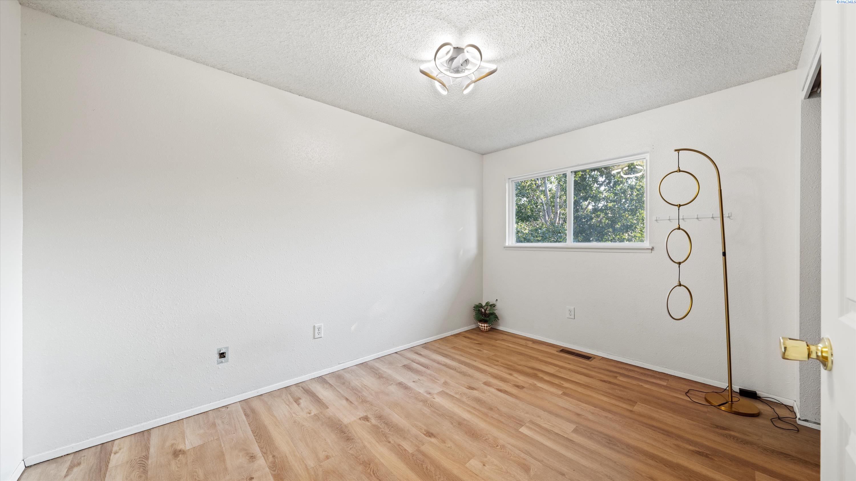 Kennewick, Washington, 99338, United States, 4 Bedrooms Bedrooms, ,1 BathroomBathrooms,Residential,For Sale,1933317