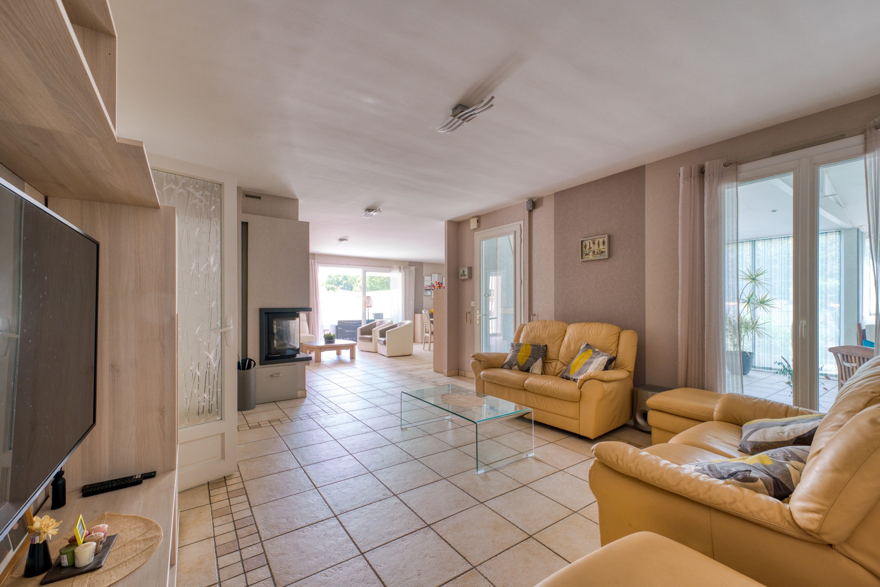  Spacious Family Home with Pool, Large Private Grounds and Independent Guest Cot… - 物件實景
