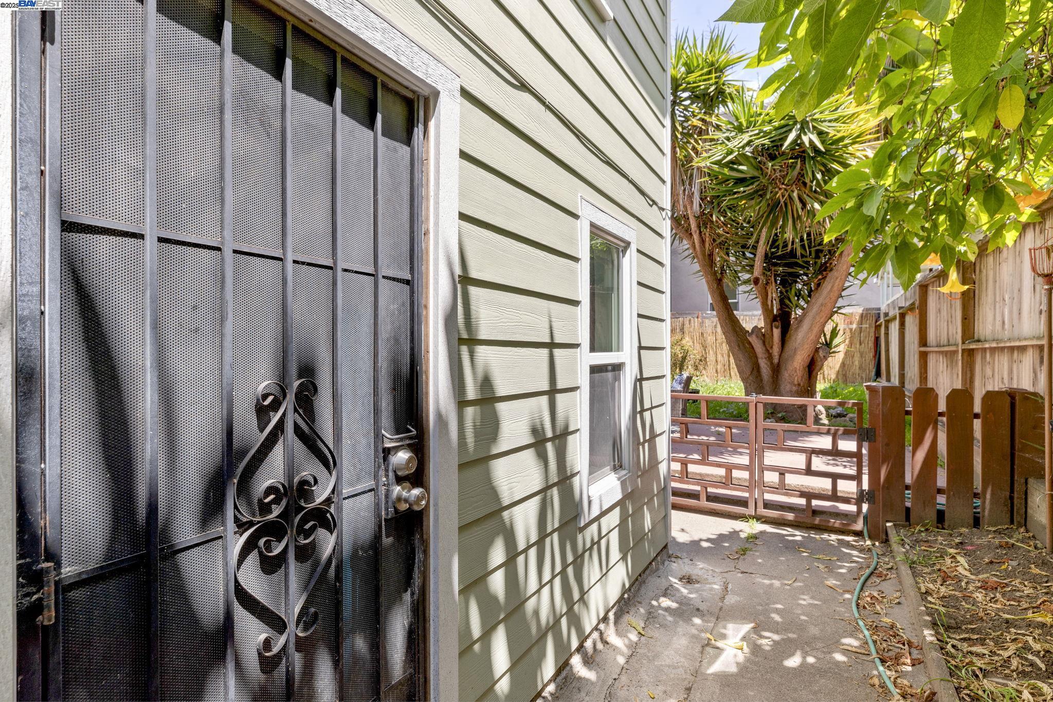 Oakland, California, 94606, United States, 3 Bedrooms Bedrooms, ,2 BathroomsBathrooms,Residential,For Sale,1839089