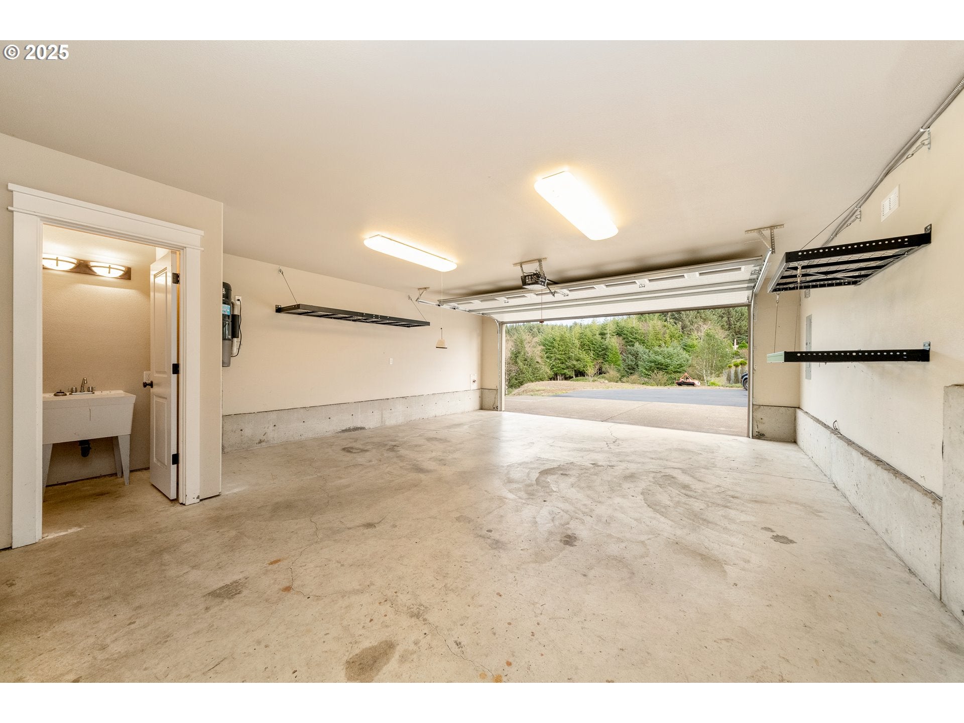 Tillamook, Oregon, 97141, United States, 3 Bedrooms Bedrooms, ,4 BathroomsBathrooms,Residential,For Sale,1998230