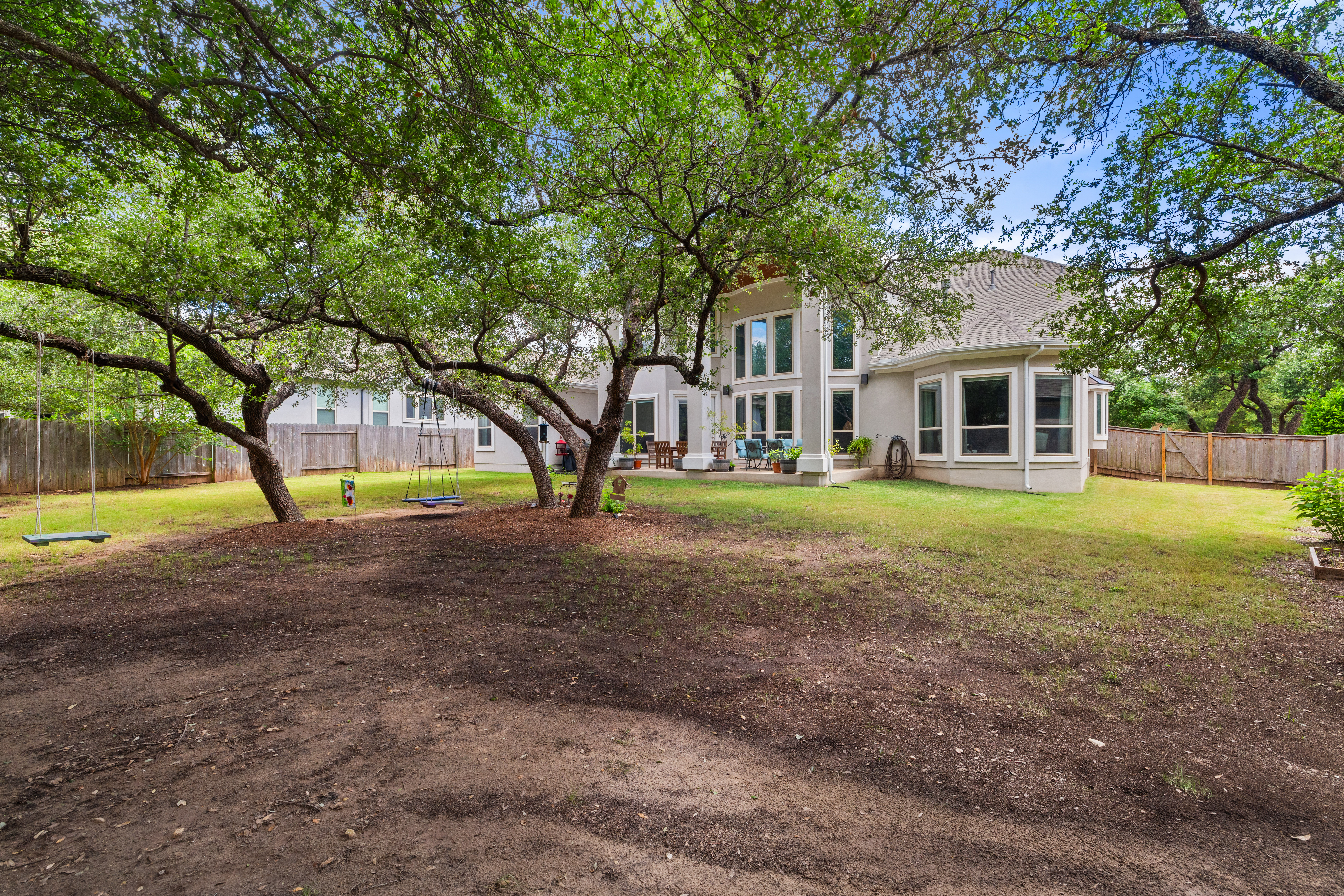  Private Greenbelt Retreat with Dual Main-Floor Suites - 物件實景