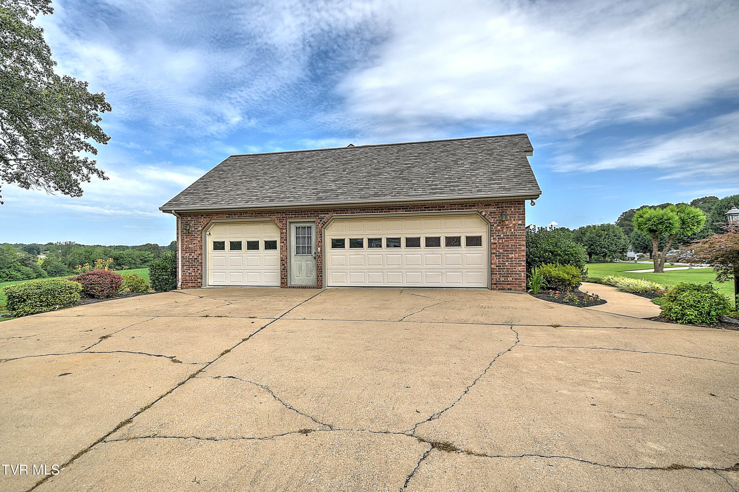 Greeneville, Tennessee, 37745, United States, 4 Bedrooms Bedrooms, ,4 BathroomsBathrooms,Residential,For Sale,1899304