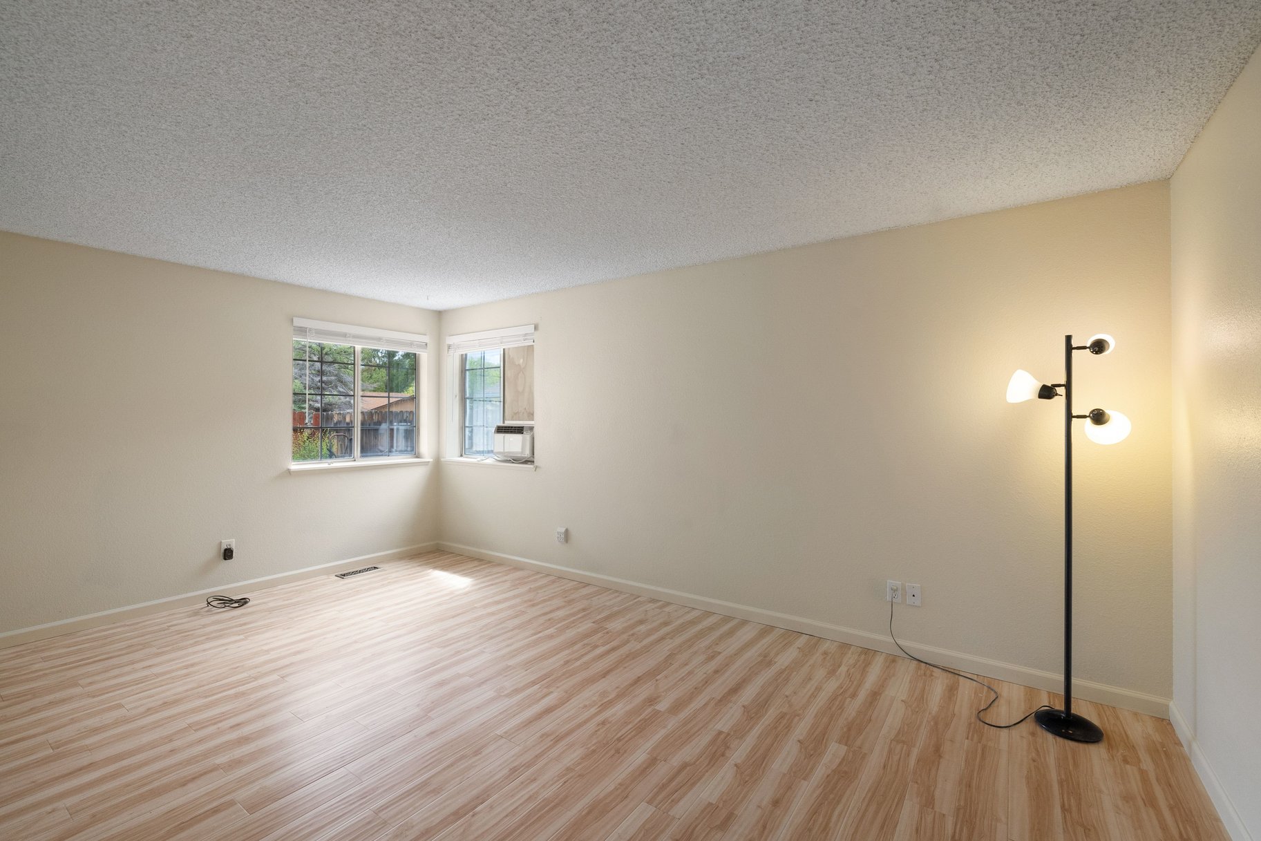  Move-in Ready. Great starter or investment home - 物件實景