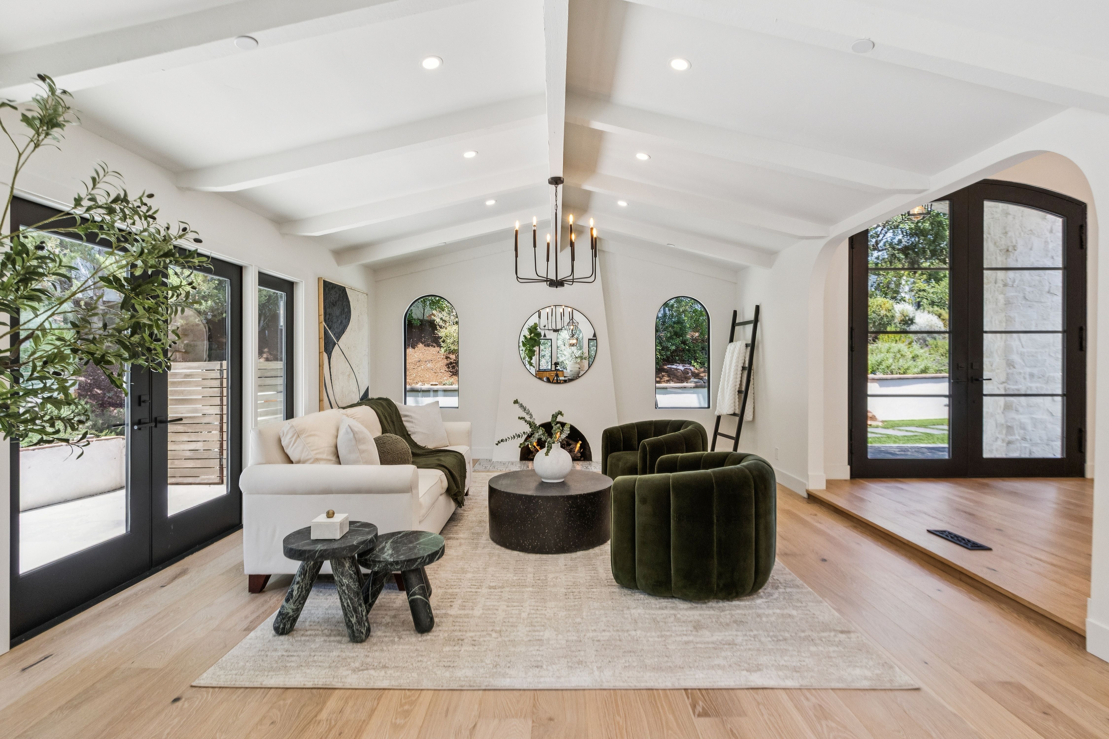  Private Gated Sanctuary With Expansive Outdoor Living - 物件實景