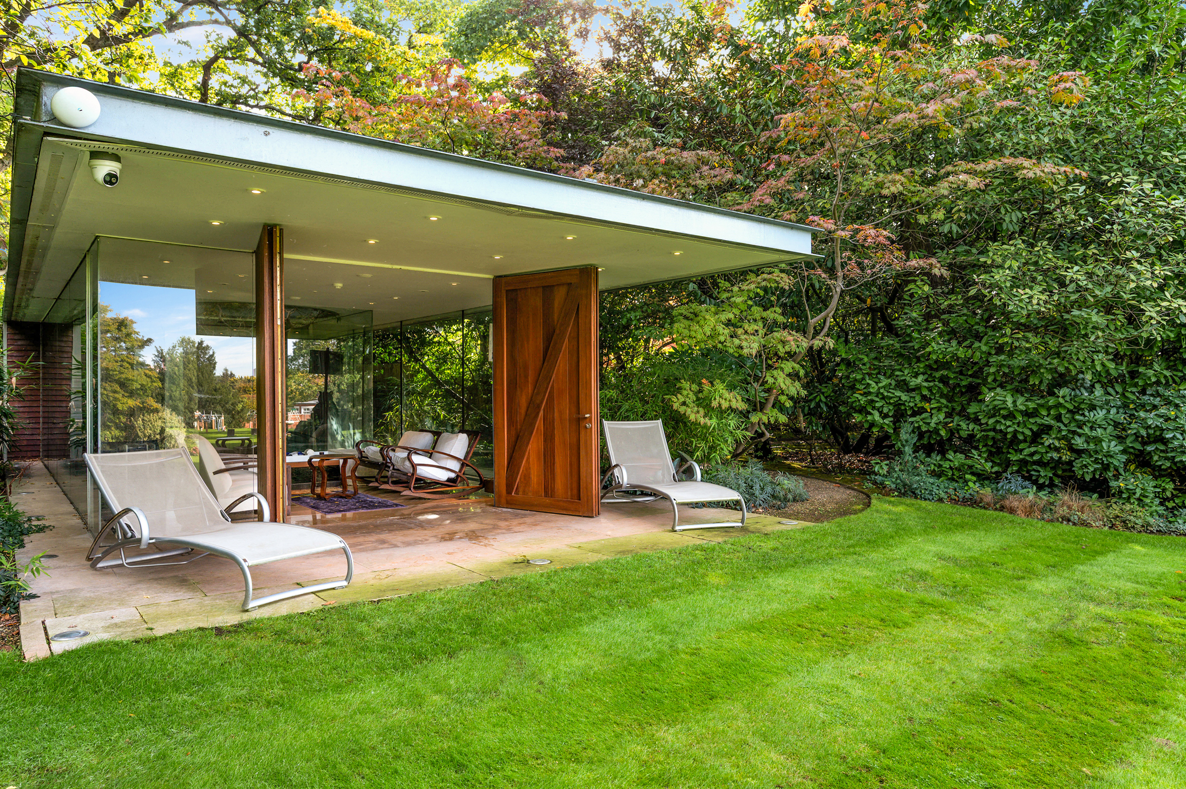  An architectural house on The Bishops Avenue with an indoor-outdoor pool - 物件實景