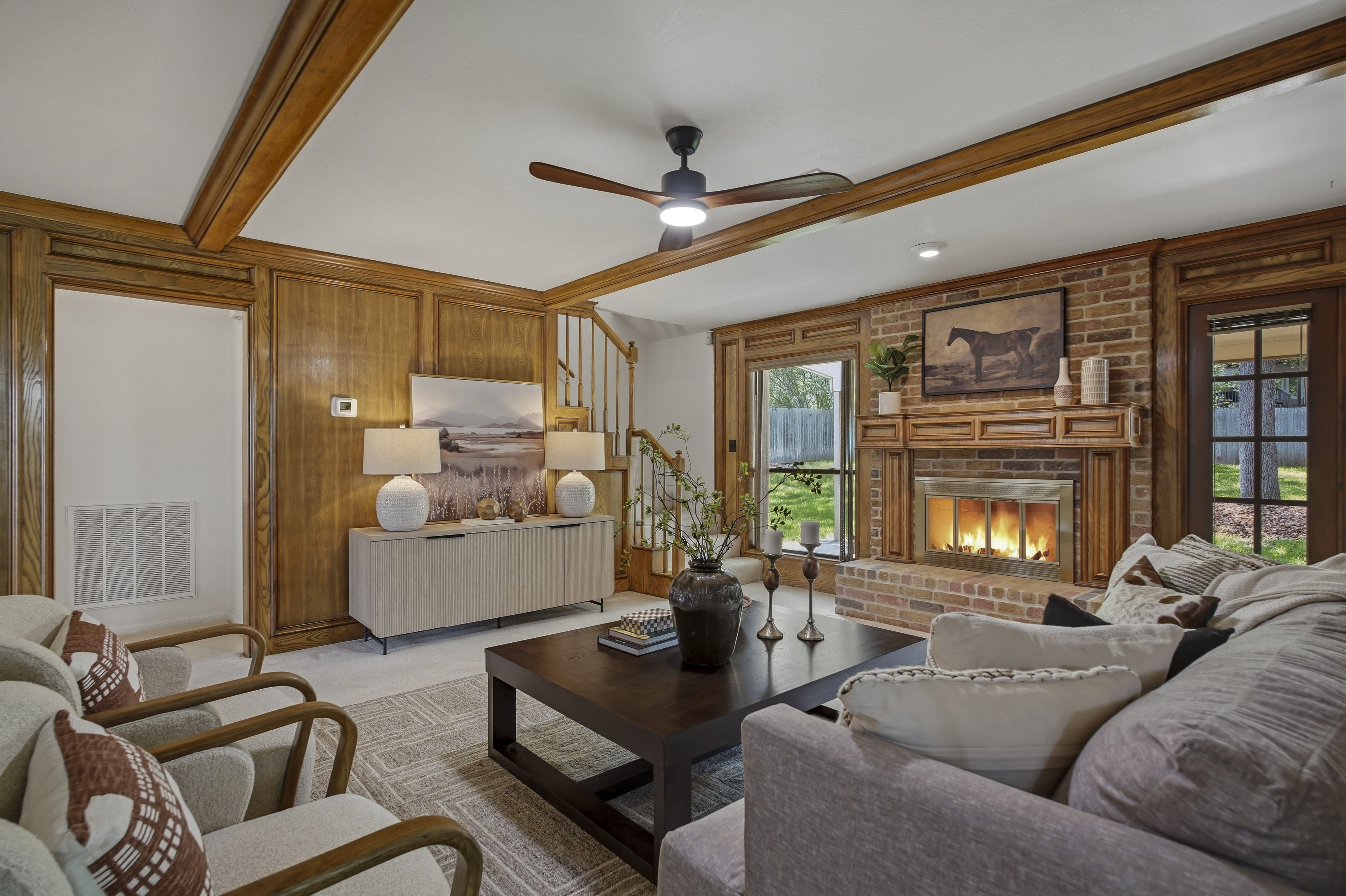  Custom Home with Private Backyard Oasis - 物件實景