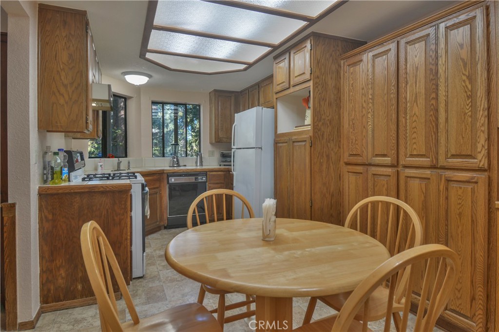 Lake Arrowhead, California, 92352, United States, 3 Bedrooms Bedrooms, ,3 BathroomsBathrooms,Residential,For Sale,1998895