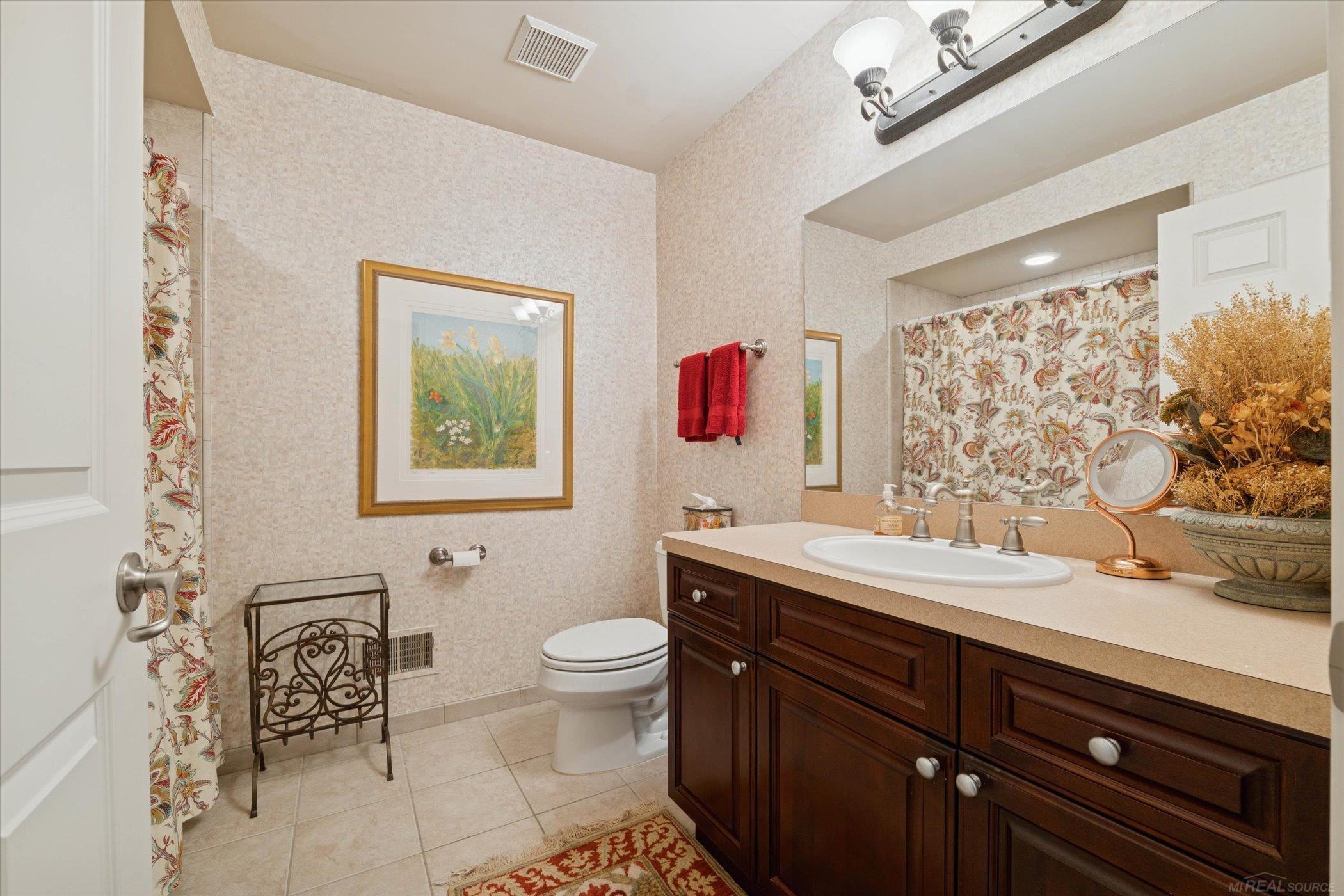 Oakland Twp, Michigan, 48306, United States, 2 Bedrooms Bedrooms, ,4 BathroomsBathrooms,Residential,For Sale,1984320