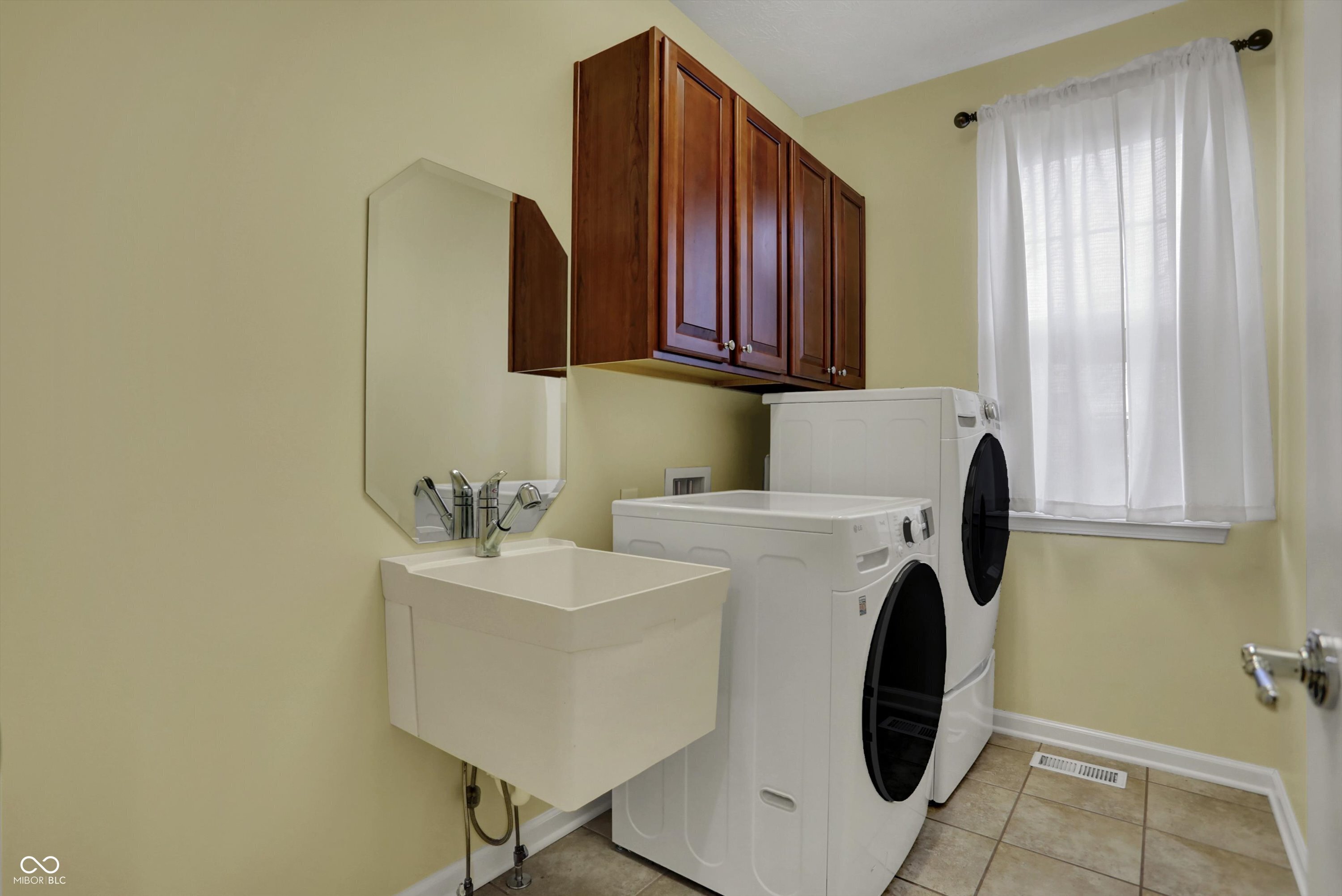 Zionsville, Indiana, 46077, United States, 4 Bedrooms Bedrooms, ,4 BathroomsBathrooms,Residential,For Sale,1880613