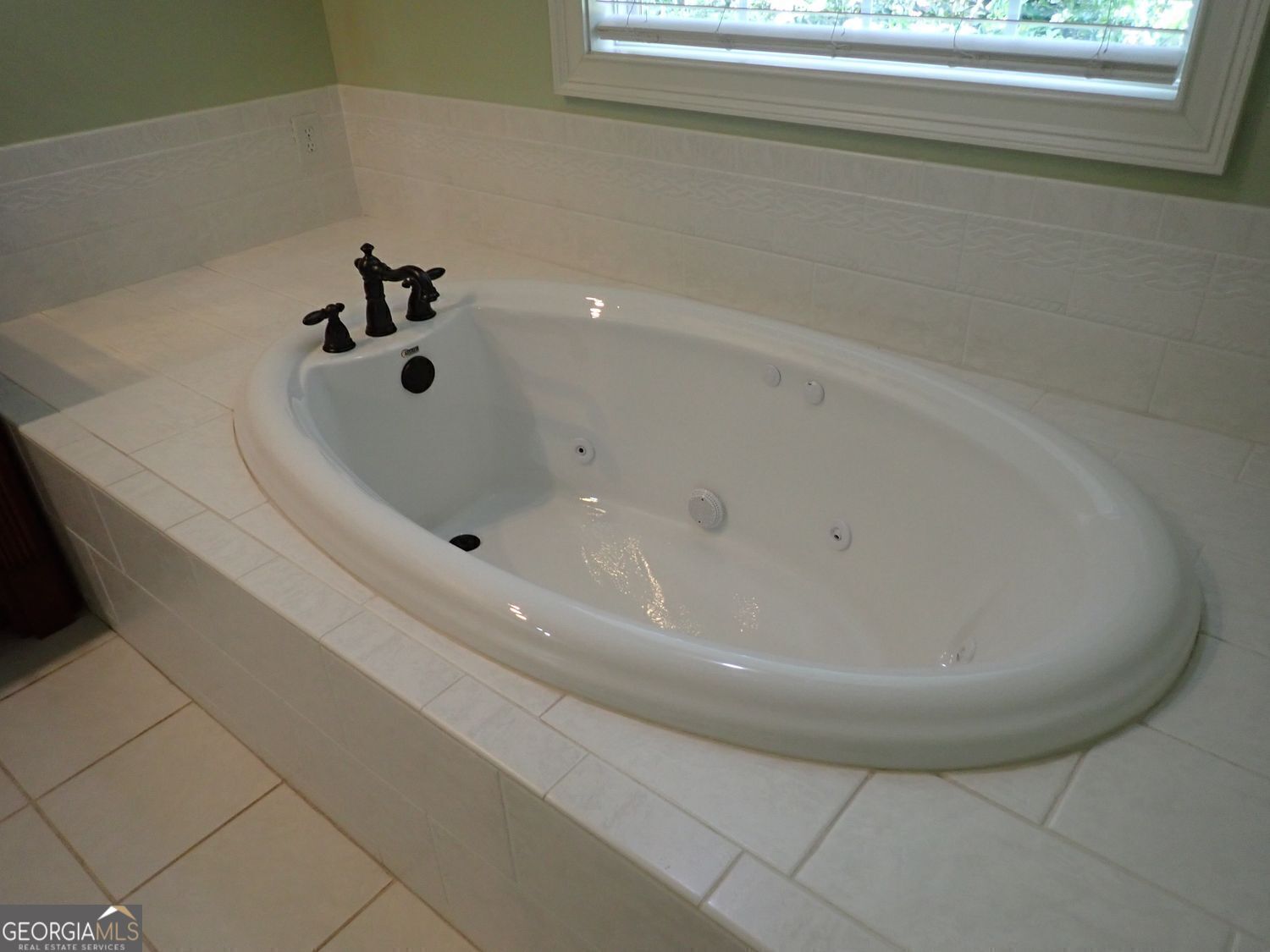 Barnesville, Georgia, 30204, United States, 2 Bedrooms Bedrooms, ,3 BathroomsBathrooms,Residential,For Sale,1910372