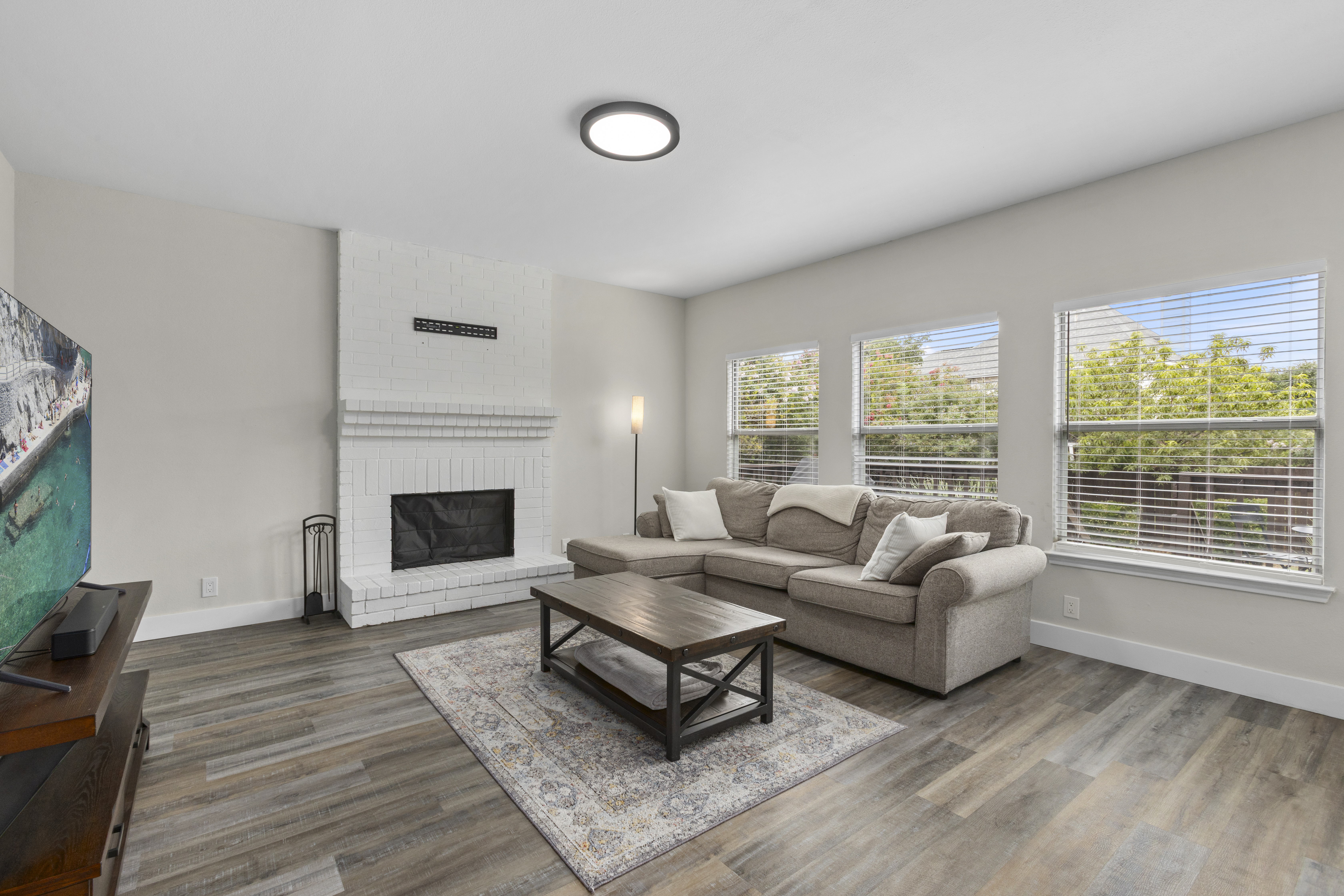  Modern Updates and Generous Living Spaces - 物件實景