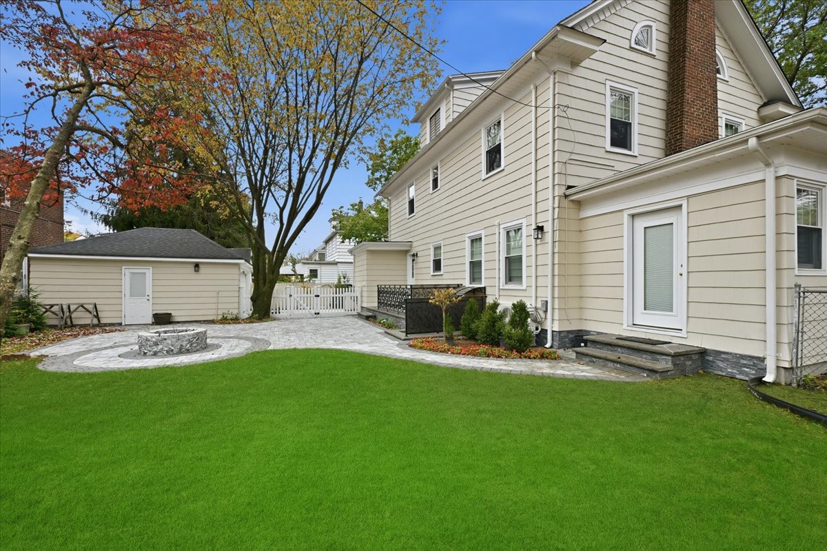 Floral Park, New York, 11001, United States, 4 Bedrooms Bedrooms, ,4 BathroomsBathrooms,Residential,For Sale,1977221