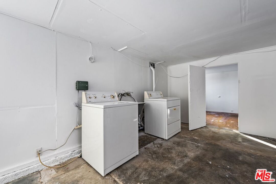 Santa Monica, California, 90405, United States, 2 Bedrooms Bedrooms, ,1 BathroomBathrooms,Residential,For Sale,1988131