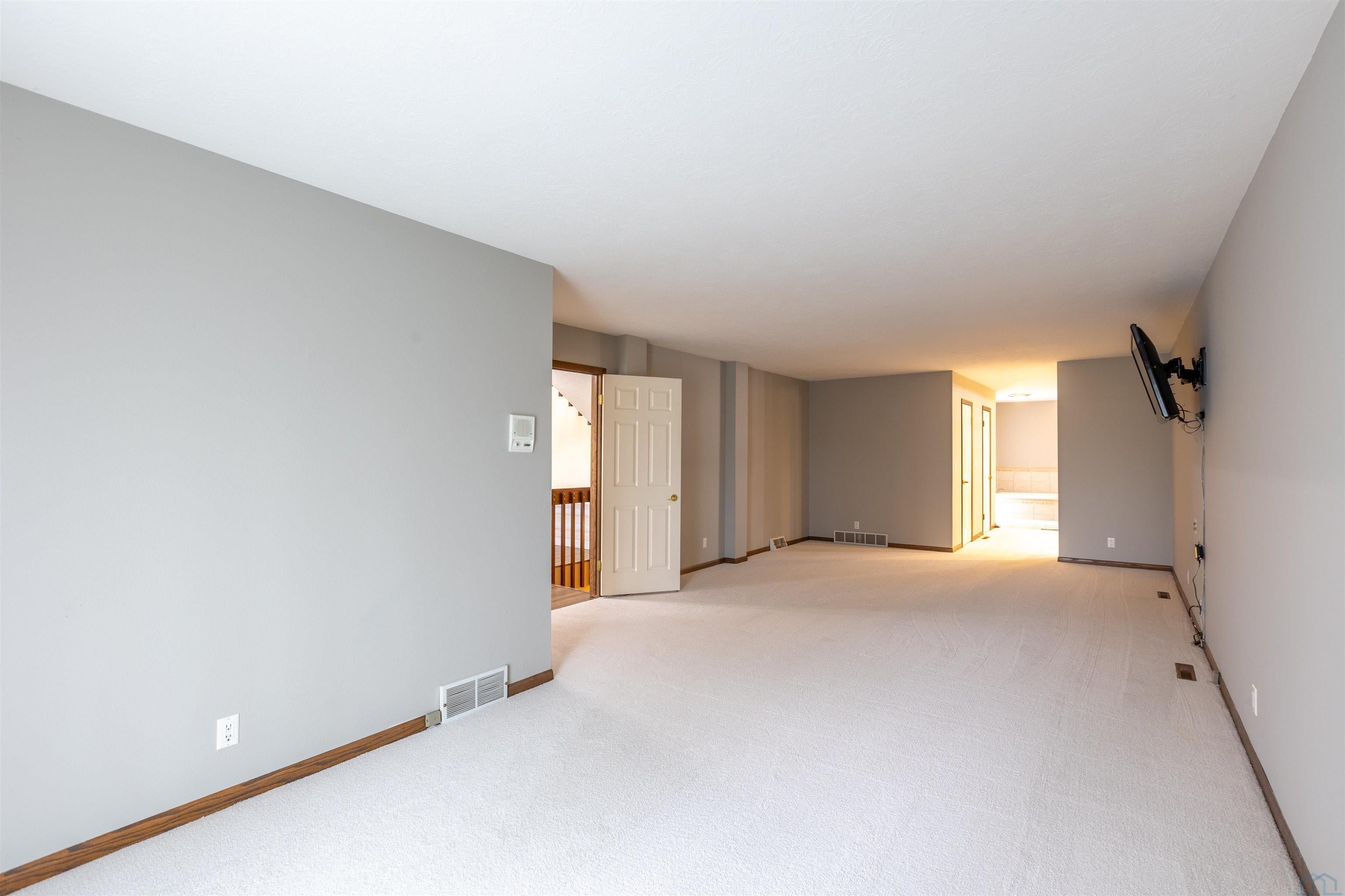 Sioux City, Iowa, 51104, United States, 4 Bedrooms Bedrooms, ,5 BathroomsBathrooms,Residential,For Sale,2042014